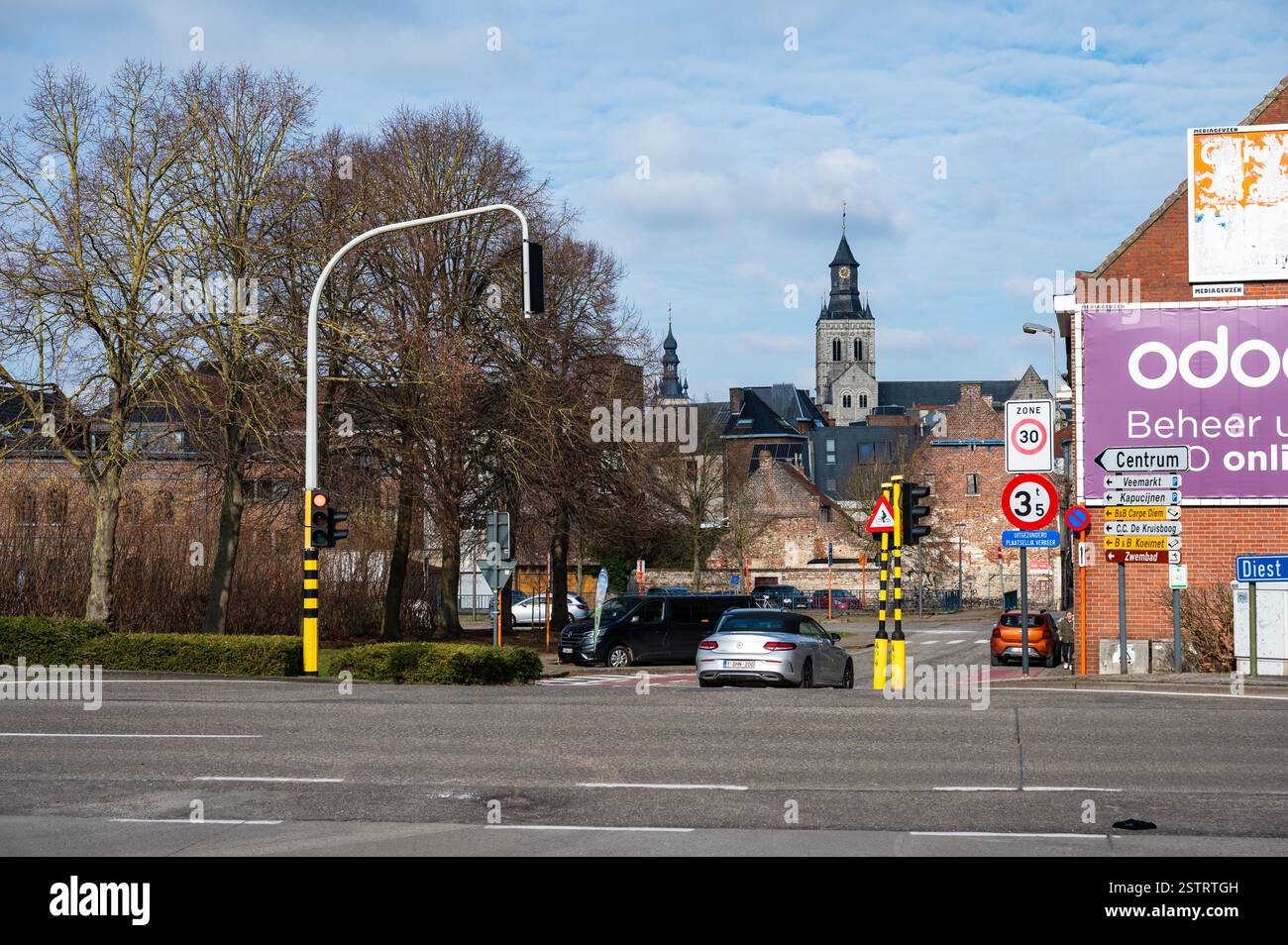 Vista sulla circonvallazione e sul centro di Tienen, regione del Brabante fiammingo, Belgio, 16 febbraio 2025 Foto Stock