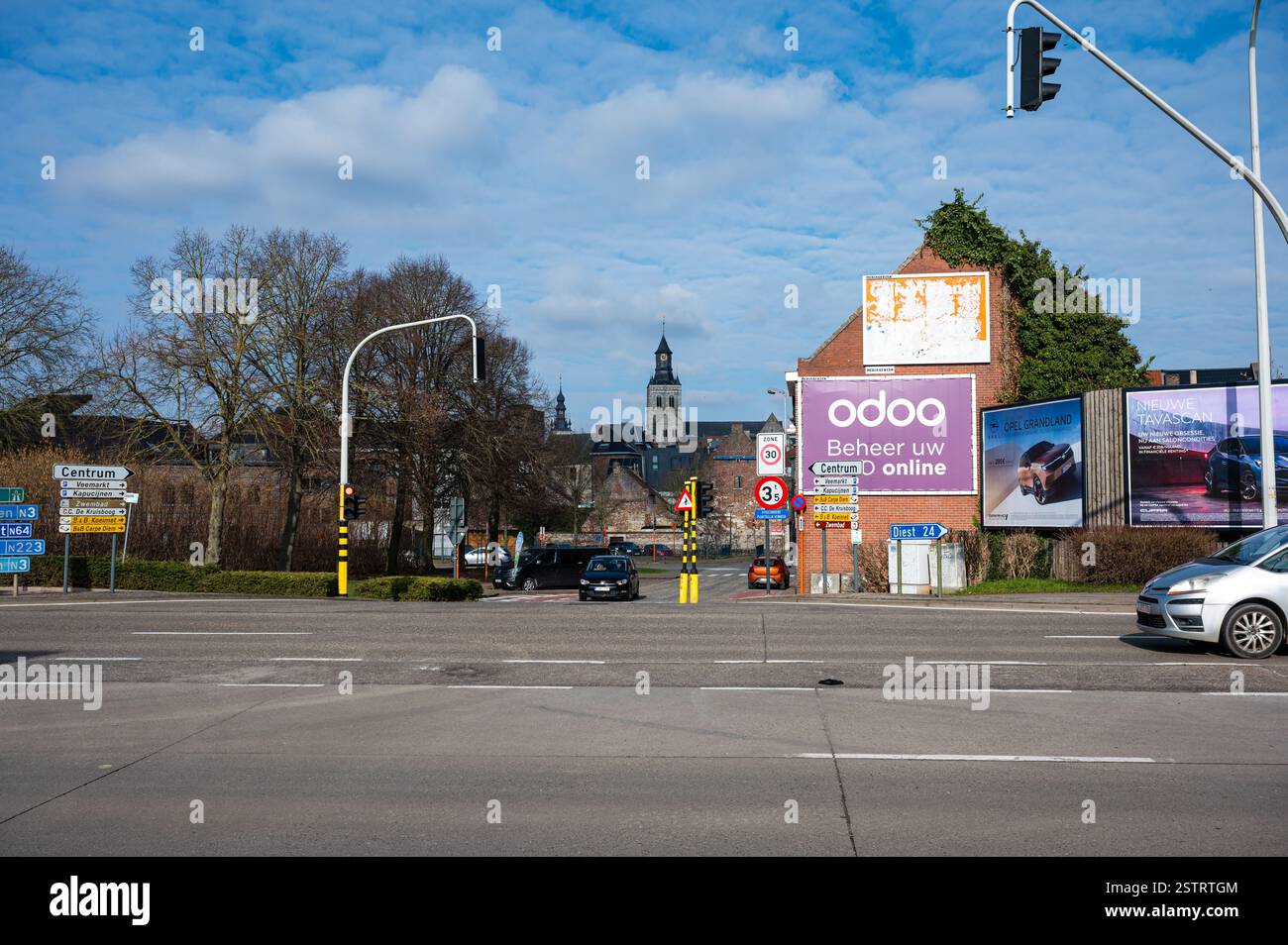 Vista sulla circonvallazione e sul centro di Tienen, regione fiamminga del Brabante, Belgio Foto Stock