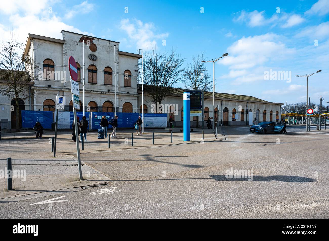 Stazione ferroviaria in discesa e fermata dell'autobus De Lijn a Tienen, regione del Brabante fiammingo, Belgio, 16 febbraio 2025 Foto Stock