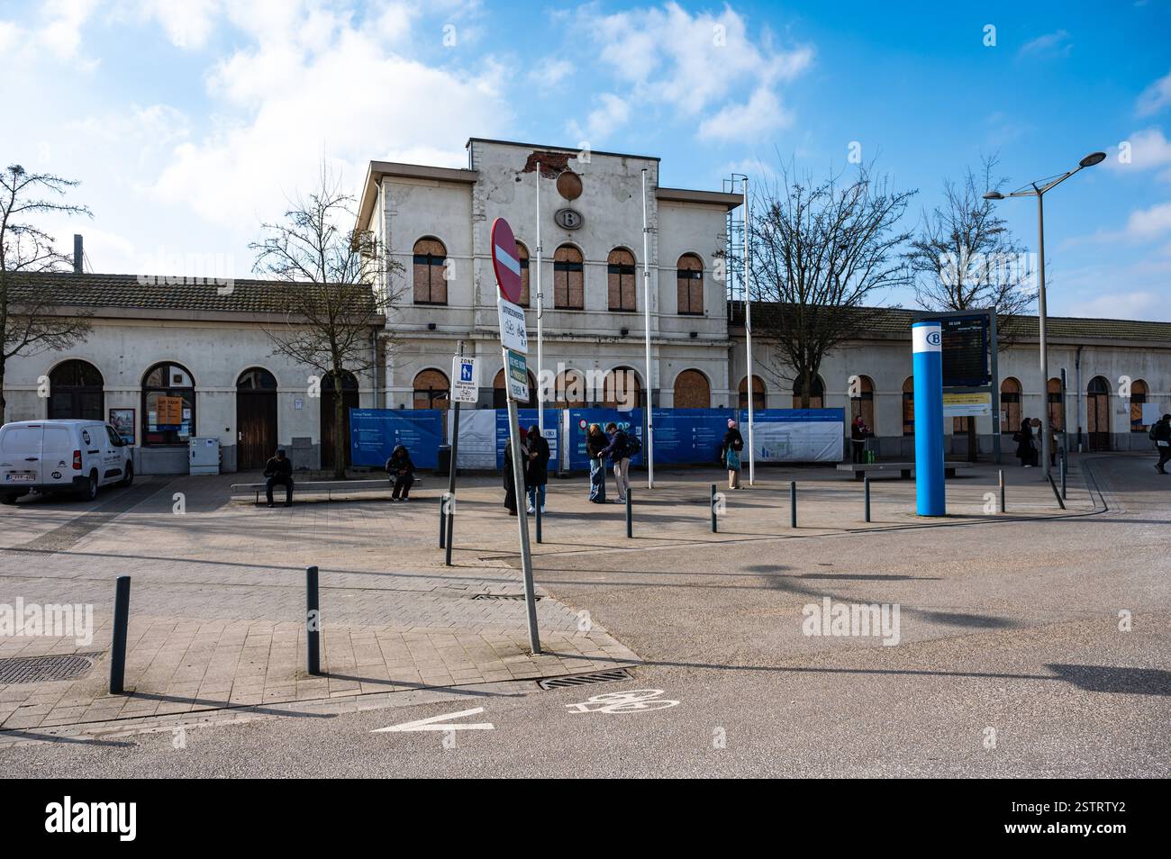 Stazione ferroviaria in discesa e fermata dell'autobus De Lijn a Tienen, regione del Brabante fiammingo, Belgio, 16 febbraio 2025 Foto Stock