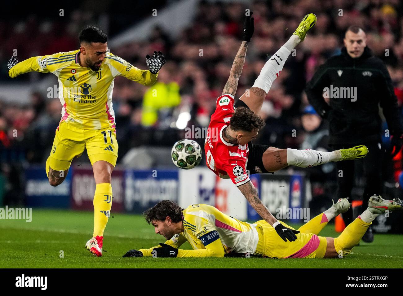 Eindhoven, Paesi Bassi. 19 febbraio 2025. EINDHOVEN, PAESI BASSI - 19 FEBBRAIO: Manuel Locatelli della Juventus sfida Noa Lang del PSV durante la partita di andata e ritorno play-off di UEFA Champions League 2024/25 tra PSV e Juventus al Phillips Stadion il 19 febbraio 2025 a Eindhoven, Paesi Bassi. (Foto di René Nijhuis/MB Media) credito: MB Media Solutions/Alamy Live News Foto Stock