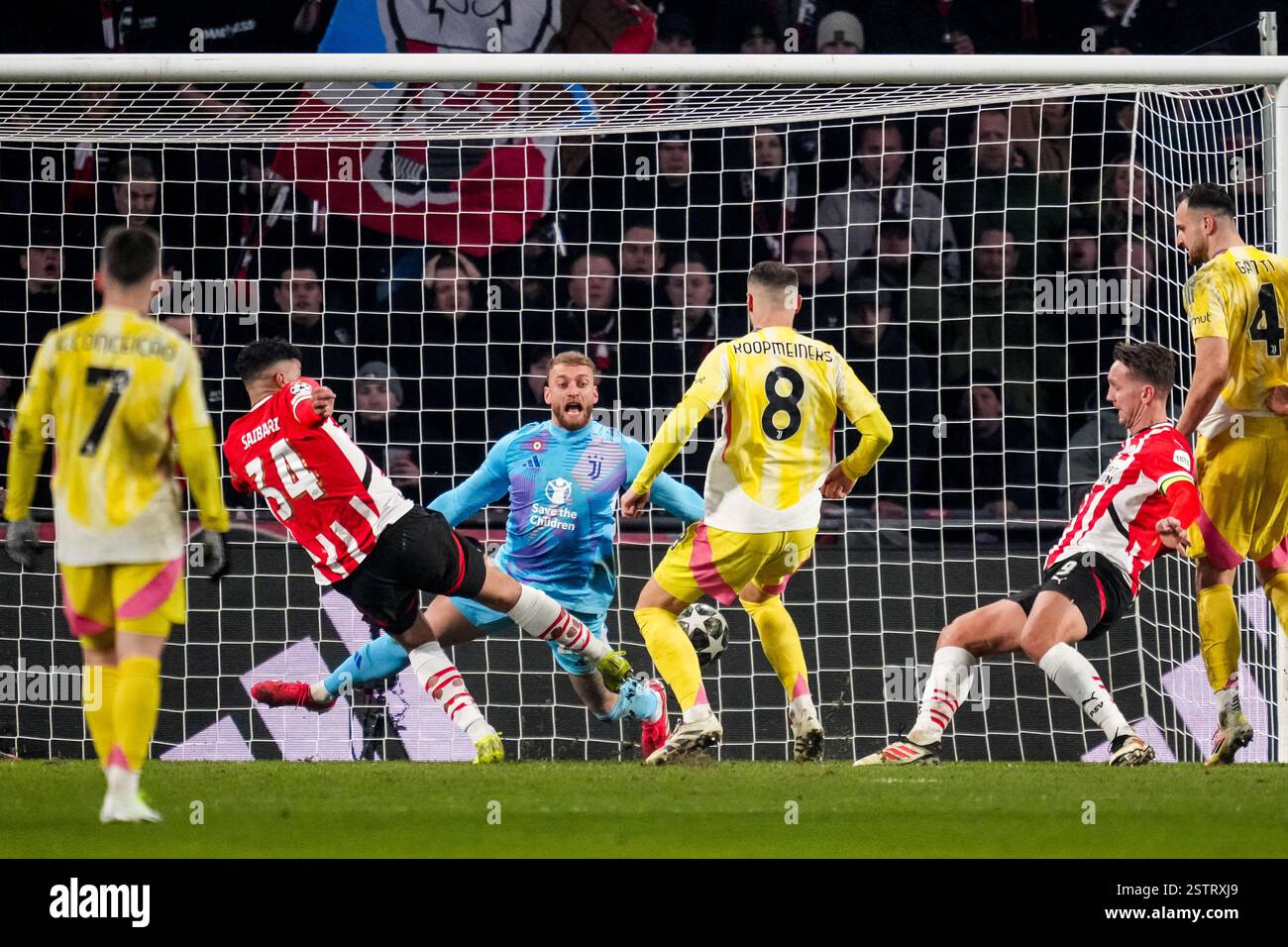Eindhoven, Paesi Bassi. 19 febbraio 2025. EINDHOVEN, PAESI BASSI - 19 FEBBRAIO: Ismael Saibari del PSV tira per segnare il secondo gol della sua squadra, dopo il portiere della Juventus Michele di Gregorio durante la partita di andata e ritorno per la UEFA Champions League 2024/25 tra PSV e Juventus al Phillips Stadion il 19 febbraio 2025 a Eindhoven, Paesi Bassi. (Foto di René Nijhuis/MB Media) credito: MB Media Solutions/Alamy Live News Foto Stock
