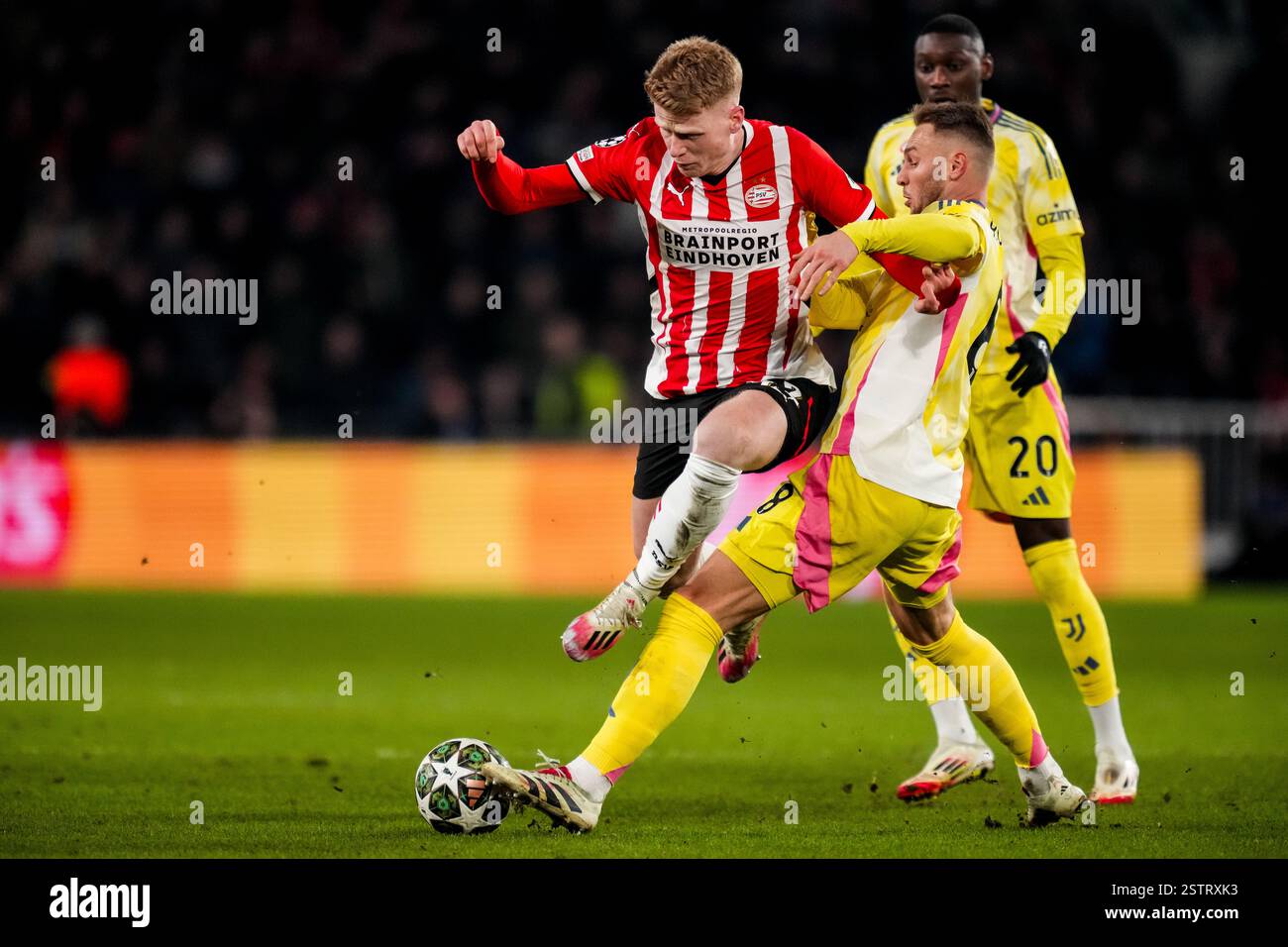 Eindhoven, Paesi Bassi. 19 febbraio 2025. EINDHOVEN, PAESI BASSI - 19 FEBBRAIO: Jerdy Schouten del PSV viene sfidato da Teun Koopmeiners della Juventus durante la partita di andata e ritorno play-off di UEFA Champions League 2024/25 tra PSV e Juventus al Phillips Stadion il 19 febbraio 2025 a Eindhoven, Paesi Bassi. (Foto di René Nijhuis/MB Media) credito: MB Media Solutions/Alamy Live News Foto Stock