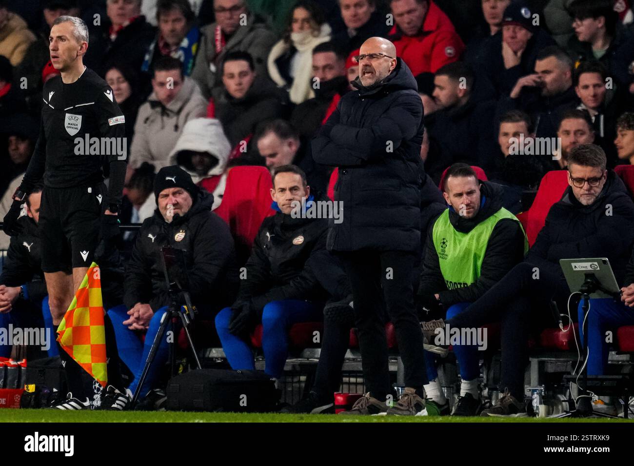 Eindhoven, Paesi Bassi. 19 febbraio 2025. EINDHOVEN, PAESI BASSI - 19 FEBBRAIO: Il capo allenatore del PSV Peter Bosz guarda durante la partita di andata e ritorno play-off di UEFA Champions League 2024/25 tra PSV e Juventus al Phillips Stadion il 19 febbraio 2025 a Eindhoven, Paesi Bassi. (Foto di René Nijhuis/MB Media) credito: MB Media Solutions/Alamy Live News Foto Stock