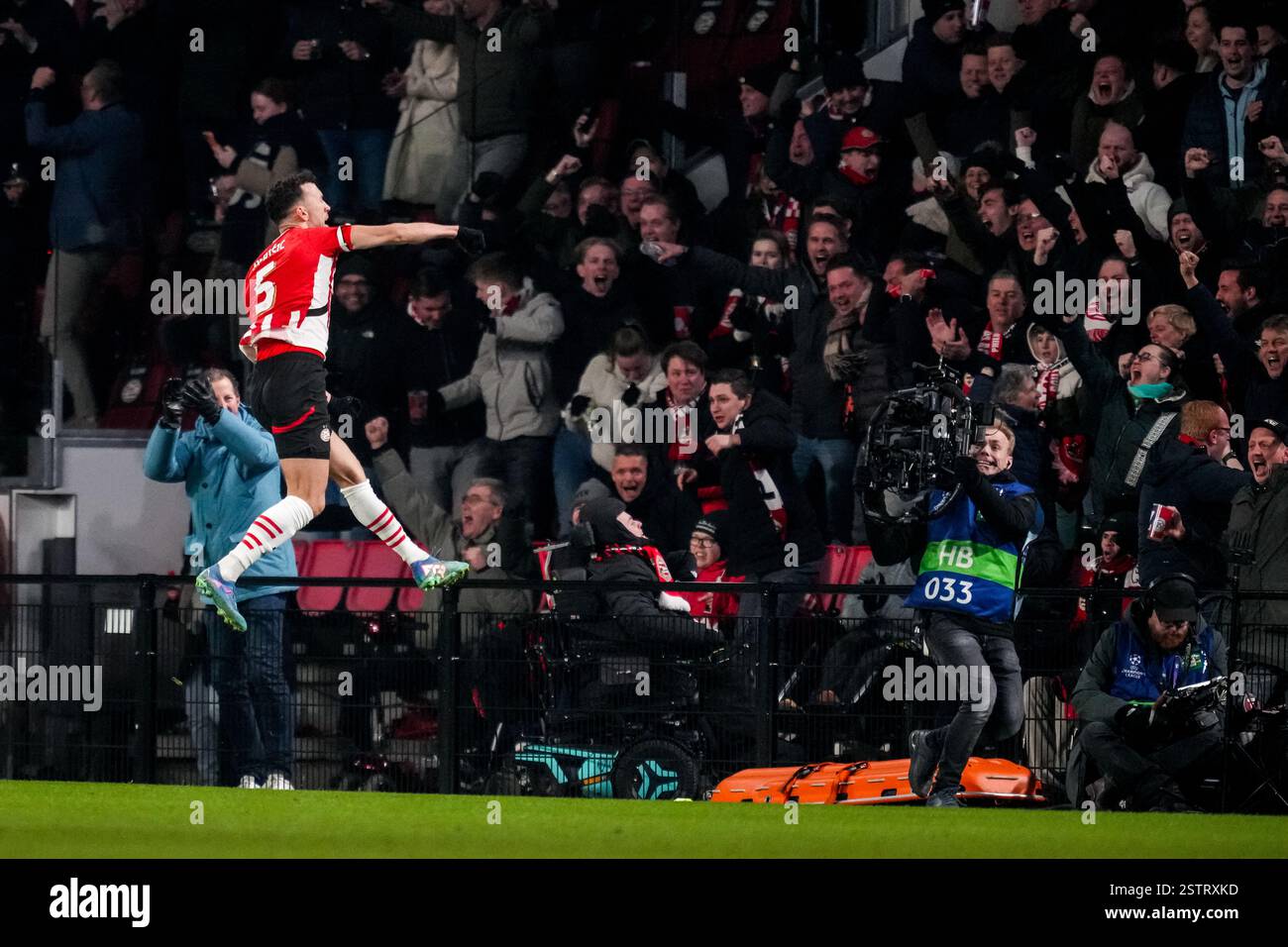 Eindhoven, Paesi Bassi. 19 febbraio 2025. EINDHOVEN, PAESI BASSI - 19 FEBBRAIO: Ivan Perisic del PSV festeggia dopo aver segnato il primo gol della sua squadra durante la partita di andata e ritorno play-off di UEFA Champions League 2024/25 tra PSV e Juventus al Phillips Stadion il 19 febbraio 2025 a Eindhoven, Paesi Bassi. (Foto di René Nijhuis/MB Media) credito: MB Media Solutions/Alamy Live News Foto Stock
