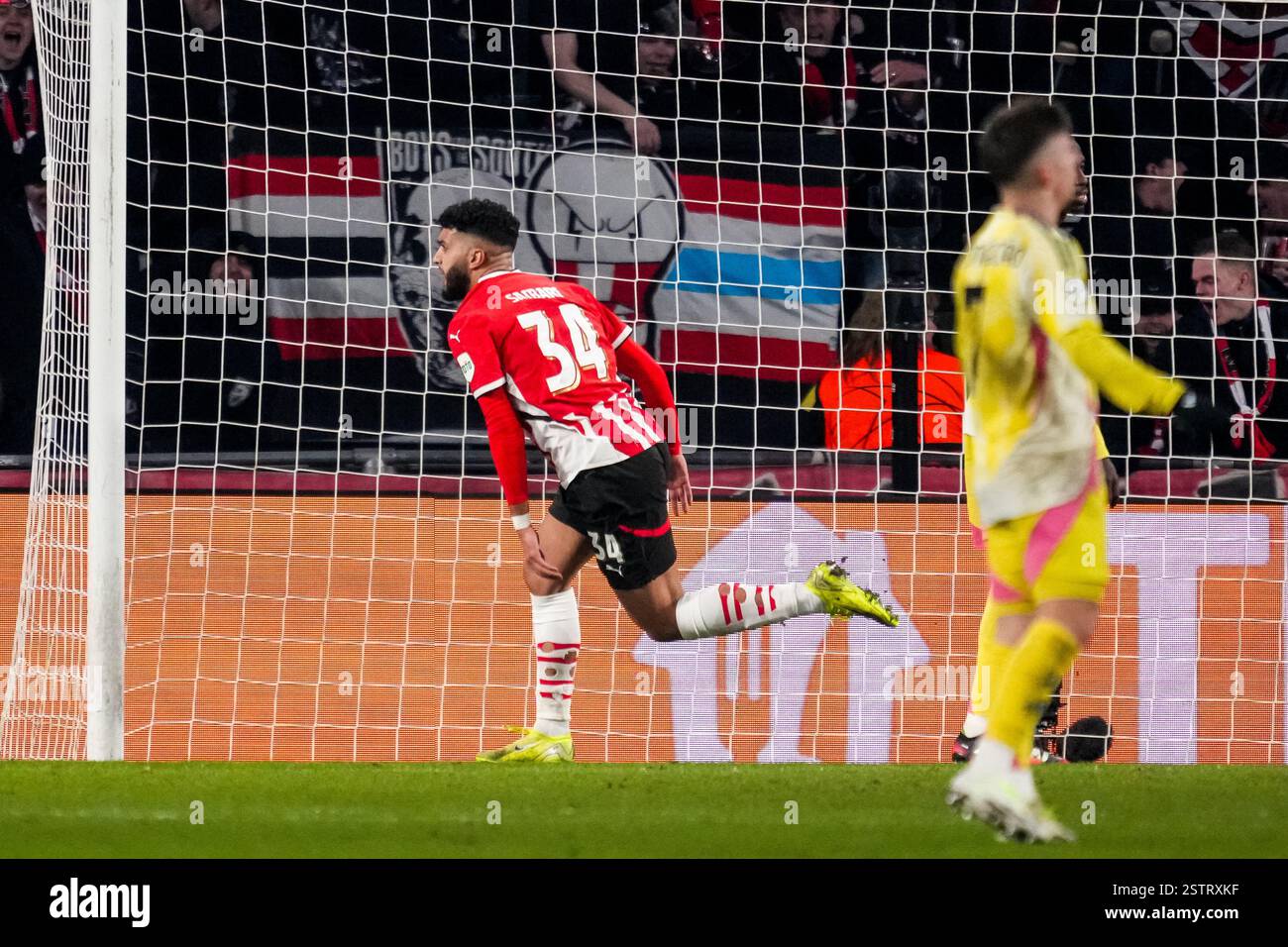Eindhoven, Paesi Bassi. 19 febbraio 2025. EINDHOVEN, PAESI BASSI - 19 FEBBRAIO: Ismael Saibari del PSV festeggia dopo aver segnato il secondo gol della sua squadra durante la partita di andata e ritorno play-off di UEFA Champions League 2024/25 tra PSV e Juventus al Phillips Stadion il 19 febbraio 2025 a Eindhoven, Paesi Bassi. (Foto di René Nijhuis/MB Media) credito: MB Media Solutions/Alamy Live News Foto Stock