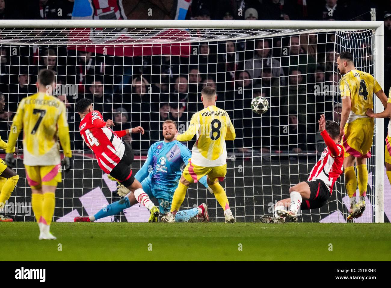 Eindhoven, Paesi Bassi. 19 febbraio 2025. EINDHOVEN, PAESI BASSI - 19 FEBBRAIO: Ismael Saibari del PSV segna il secondo gol della sua squadra dopo il portiere della Juventus Michele di Gregorio durante il Play-off di UEFA Champions League 2024/25 tra PSV e Juventus al Phillips Stadion il 19 febbraio 2025 a Eindhoven, Paesi Bassi. (Foto di René Nijhuis/MB Media) credito: MB Media Solutions/Alamy Live News Foto Stock