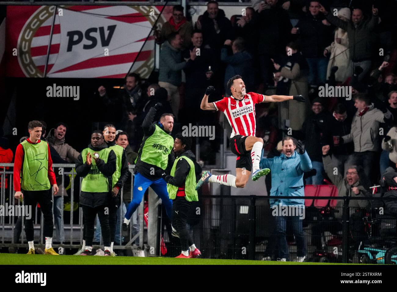 Eindhoven, Paesi Bassi. 19 febbraio 2025. EINDHOVEN, PAESI BASSI - 19 FEBBRAIO: Ivan Perisic del PSV festeggia dopo aver segnato il primo gol della sua squadra durante la partita di andata e ritorno play-off di UEFA Champions League 2024/25 tra PSV e Juventus al Phillips Stadion il 19 febbraio 2025 a Eindhoven, Paesi Bassi. (Foto di René Nijhuis/MB Media) credito: MB Media Solutions/Alamy Live News Foto Stock