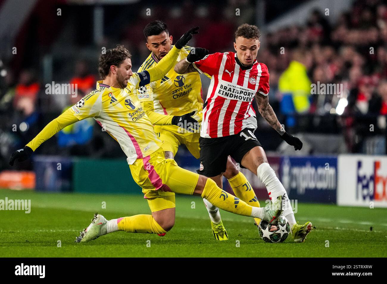 Eindhoven, Paesi Bassi. 19 febbraio 2025. EINDHOVEN, PAESI BASSI - 19 FEBBRAIO: Manuel Locatelli della Juventus sfida Noa Lang del PSV durante la partita di andata e ritorno play-off di UEFA Champions League 2024/25 tra PSV e Juventus al Phillips Stadion il 19 febbraio 2025 a Eindhoven, Paesi Bassi. (Foto di René Nijhuis/MB Media) credito: MB Media Solutions/Alamy Live News Foto Stock