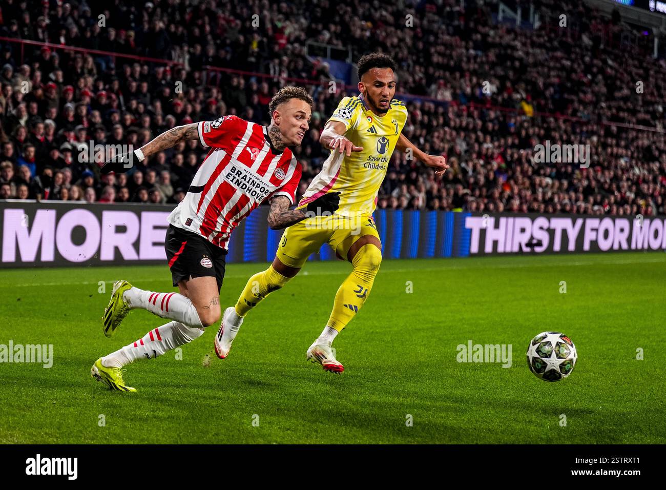 Eindhoven, Paesi Bassi. 19 febbraio 2025. EINDHOVEN, PAESI BASSI - 19 FEBBRAIO: Noa Lang del PSV e Lloyd Kelly della Juventus combattono per il possesso durante la partita di andata e ritorno play-off di UEFA Champions League 2024/25 tra PSV e Juventus al Phillips Stadion il 19 febbraio 2025 a Eindhoven, Paesi Bassi. (Foto di René Nijhuis/MB Media) credito: MB Media Solutions/Alamy Live News Foto Stock