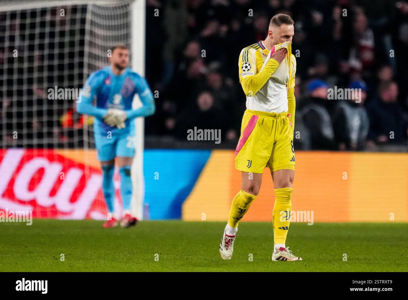Eindhoven, Paesi Bassi. 19 febbraio 2025. EINDHOVEN, PAESI BASSI - 19 FEBBRAIO: Teun Koopmeiners della Juventus sembra deluso dopo aver concesso il primo gol della sua squadra durante la partita di andata e ritorno play-off di UEFA Champions League 2024/25 tra PSV e Juventus al Phillips Stadion il 19 febbraio 2025 a Eindhoven, Paesi Bassi. (Foto di René Nijhuis/MB Media) credito: MB Media Solutions/Alamy Live News Foto Stock