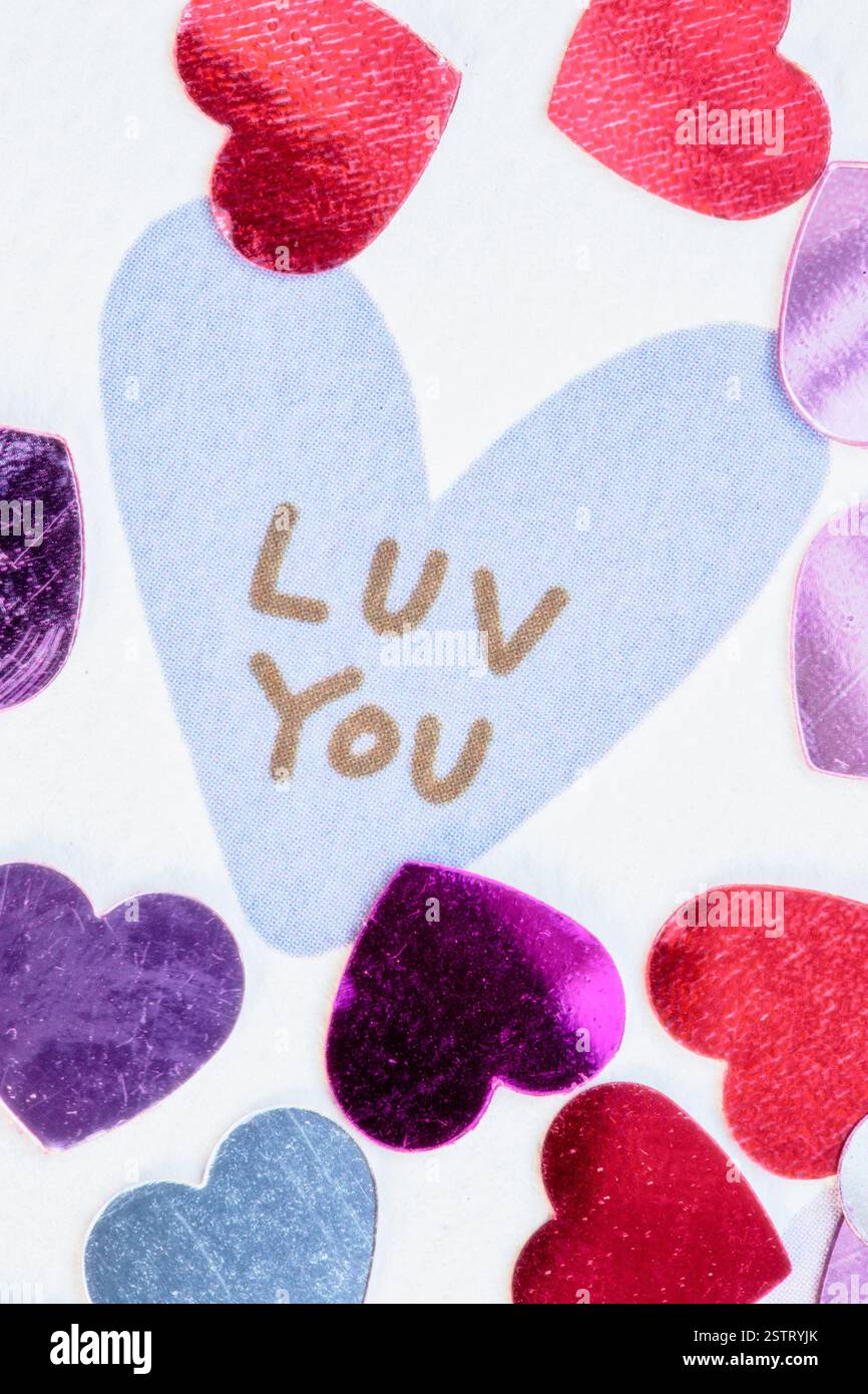 Primo piano di una carta di San Valentino con cuori in miniatura e la dichiarazione "Luv You", Stati Uniti, 2025 Foto Stock