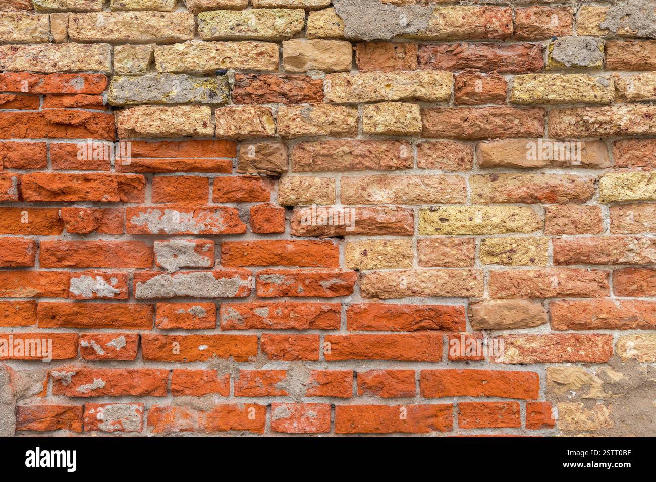 Il muro dei mattoni sbriciolato Foto Stock