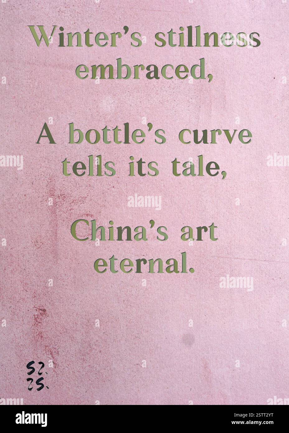 La quiete dell'inverno abbracciata, La curva di Una bottiglia racconta la sua storia, l'arte cinese eterna. Nora Kask's Silver Writers' Guild. Arte di Zsuzsa Szikra. Poetry Art Print, Triplumes è una forma poetica unica ispirata al tradizionale haiku, composta da tre righe che catturano momenti di chiarezza, emozione e approfondimento. Nella nostra collezione abbracciamo la libertà del linguaggio, dove la fusione delle parole e la rimozione dei trattini è più di una scelta stilistica: È un modo per trasmettere unità e vicinanza tra le idee, creando un'espressione fluida e compatta che risuona con i ritmi della vita moderna. Foto Stock