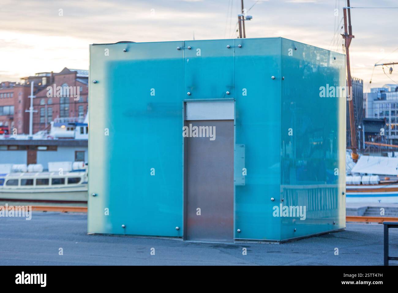 Servizi igienici pubblici in vetro Foto Stock