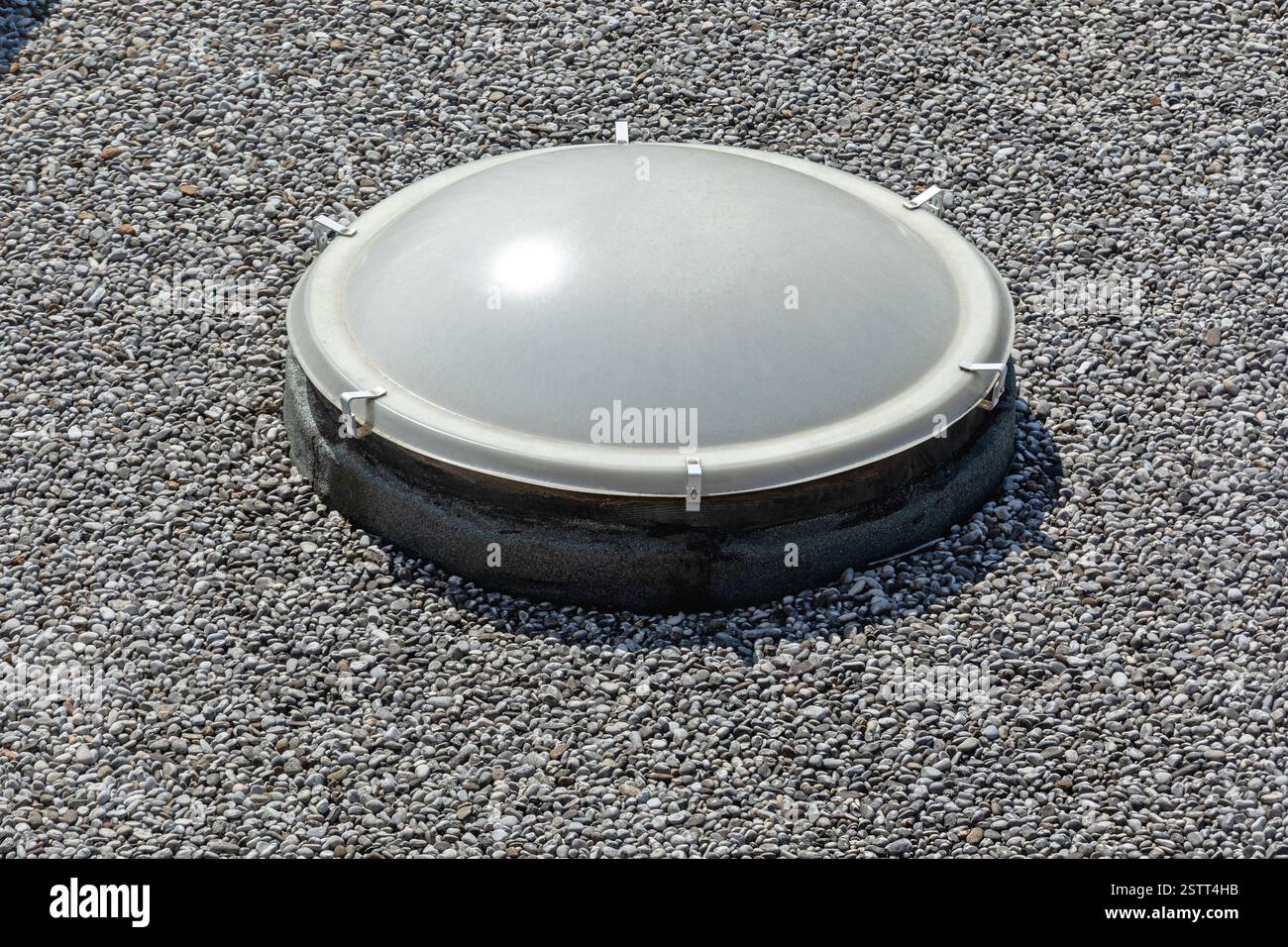 Finestra lucernario tetto in ghiaia Foto Stock