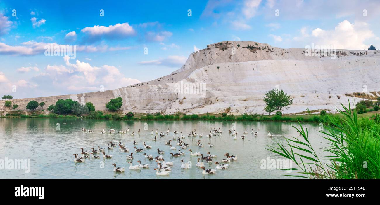 Lago e montagna nel villaggio di Pamukkale, Turchia Foto Stock