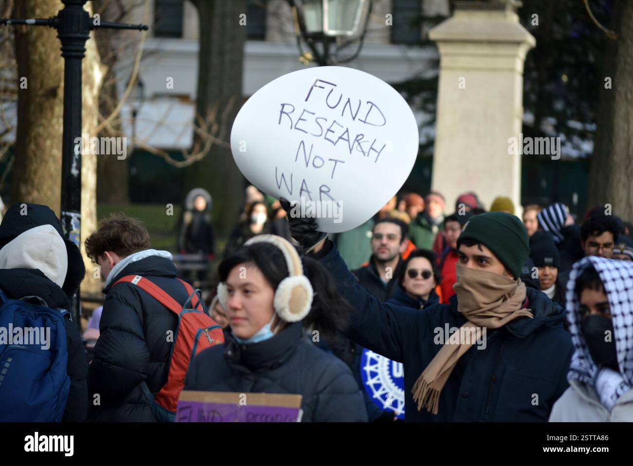 La manifestazione "Hands Off Our Healthcare" contro i tagli DEL DOGE alla ricerca scientifica e alla rimozione dei lavoratori federali nel Washington Square Park. Foto Stock