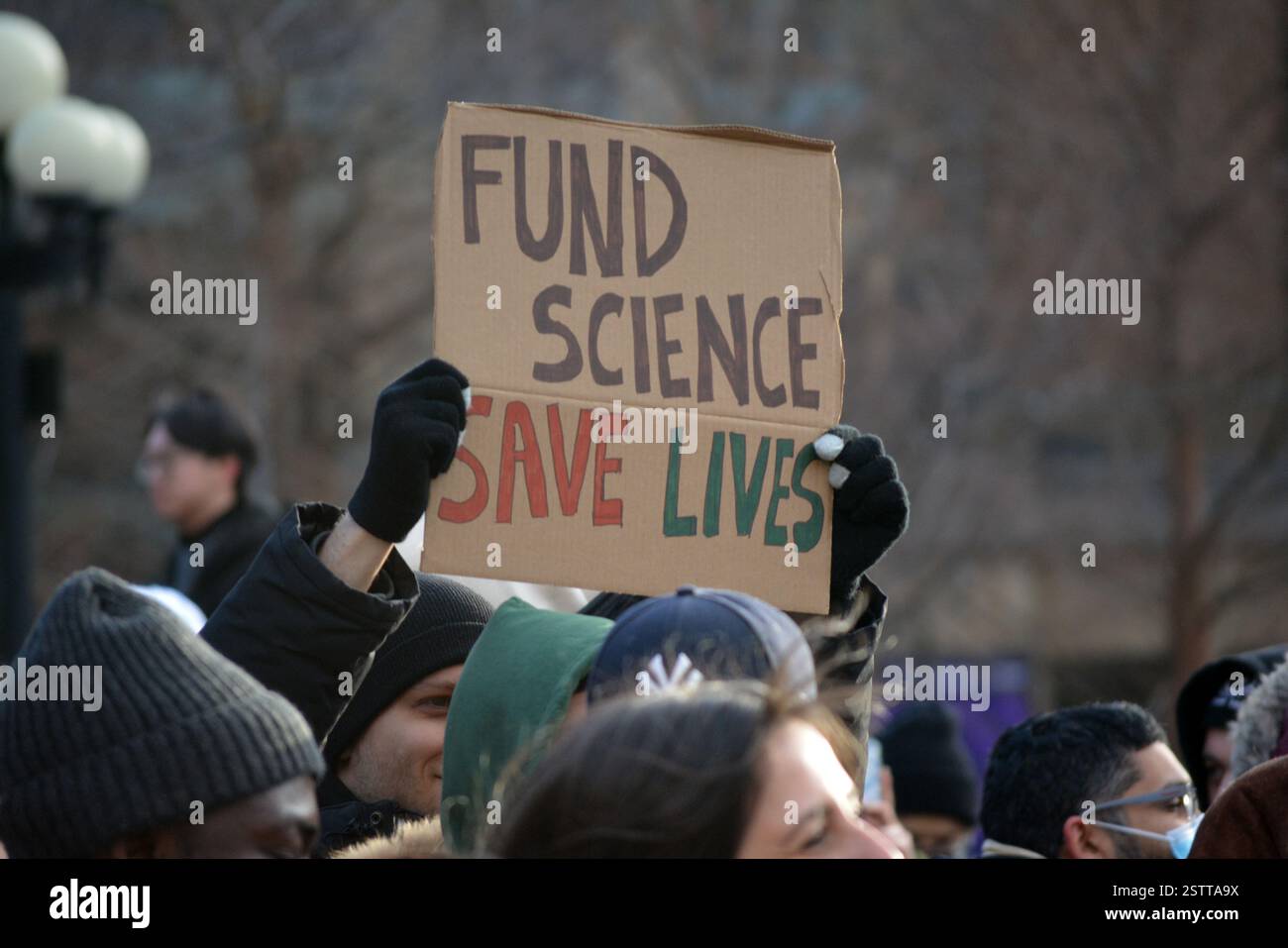 La manifestazione "Hands Off Our Healthcare" contro i tagli DEL DOGE alla ricerca scientifica e alla rimozione dei lavoratori federali nel Washington Square Park. Foto Stock