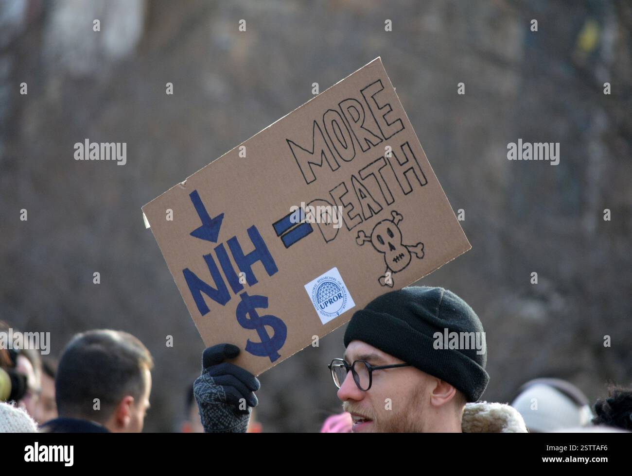 La manifestazione "Hands Off Our Healthcare" contro i tagli DEL DOGE alla ricerca scientifica e alla rimozione dei lavoratori federali nel Washington Square Park. Foto Stock