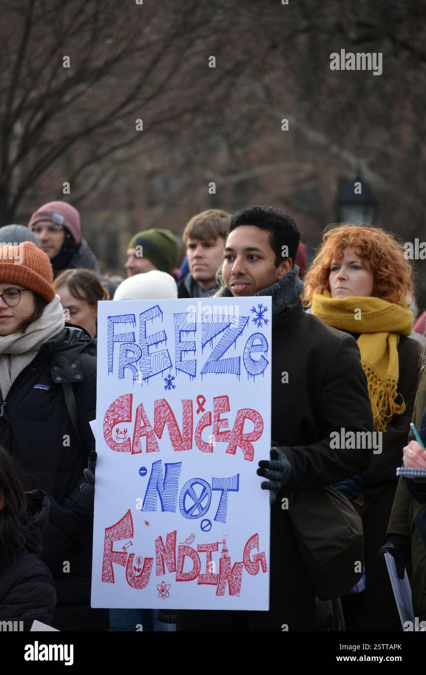 La manifestazione "Hands Off Our Healthcare" contro i tagli DEL DOGE alla ricerca scientifica e alla rimozione dei lavoratori federali nel Washington Square Park. Foto Stock