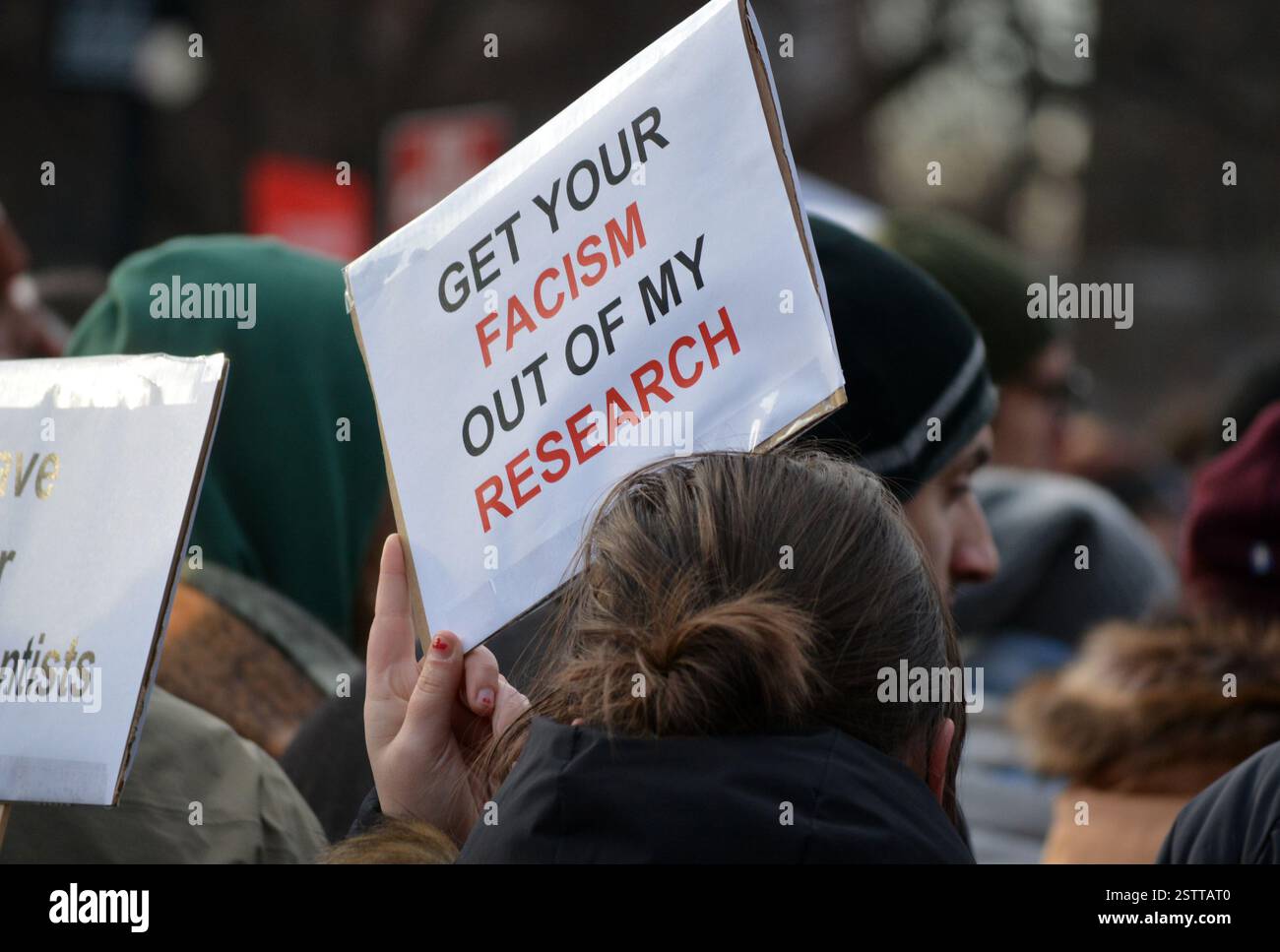 La manifestazione "Hands Off Our Healthcare" contro i tagli DEL DOGE alla ricerca scientifica e alla rimozione dei lavoratori federali nel Washington Square Park. Foto Stock