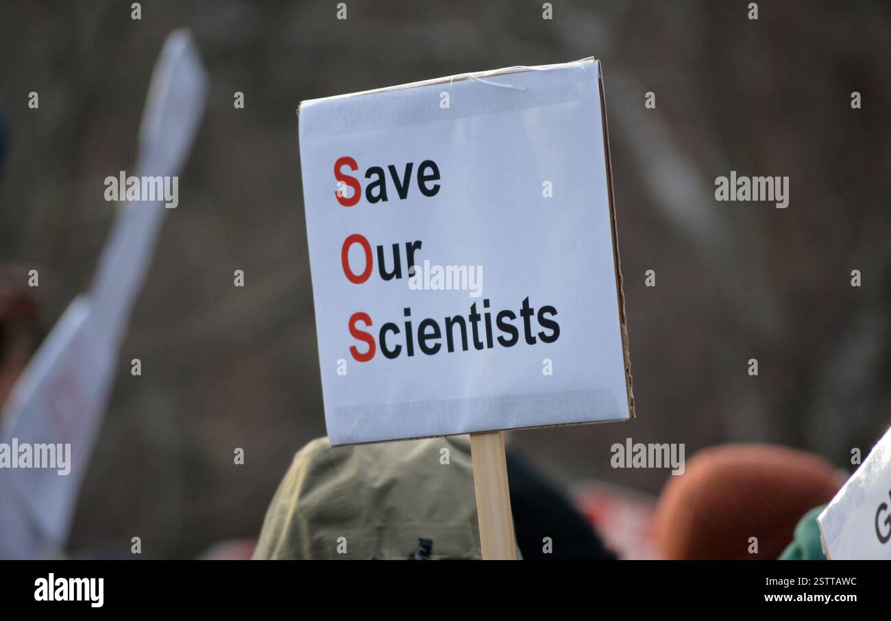 La manifestazione "Hands Off Our Healthcare" contro i tagli DEL DOGE alla ricerca scientifica e alla rimozione dei lavoratori federali nel Washington Square Park. Foto Stock