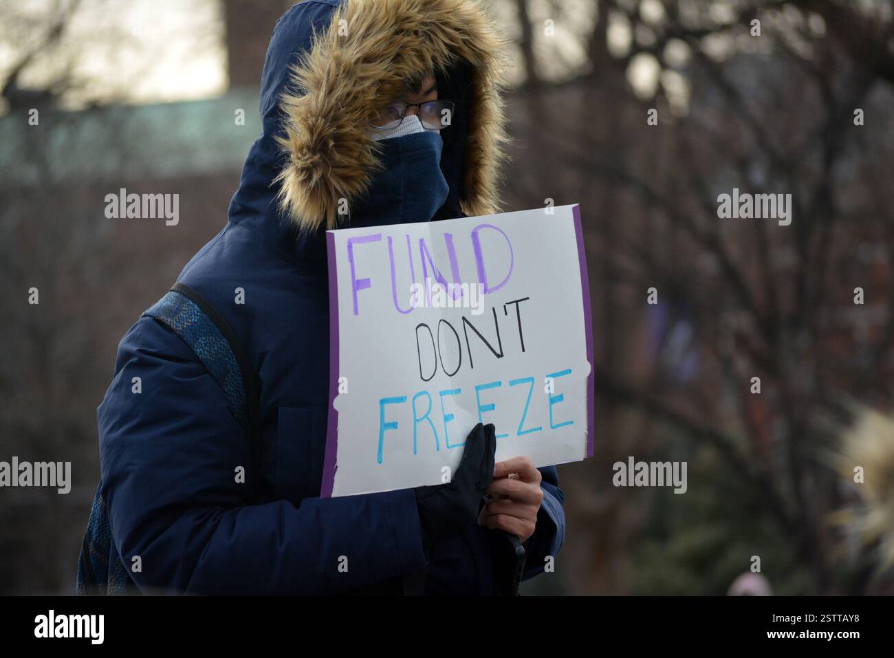 La manifestazione "Hands Off Our Healthcare" contro i tagli DEL DOGE alla ricerca scientifica e alla rimozione dei lavoratori federali nel Washington Square Park. Foto Stock