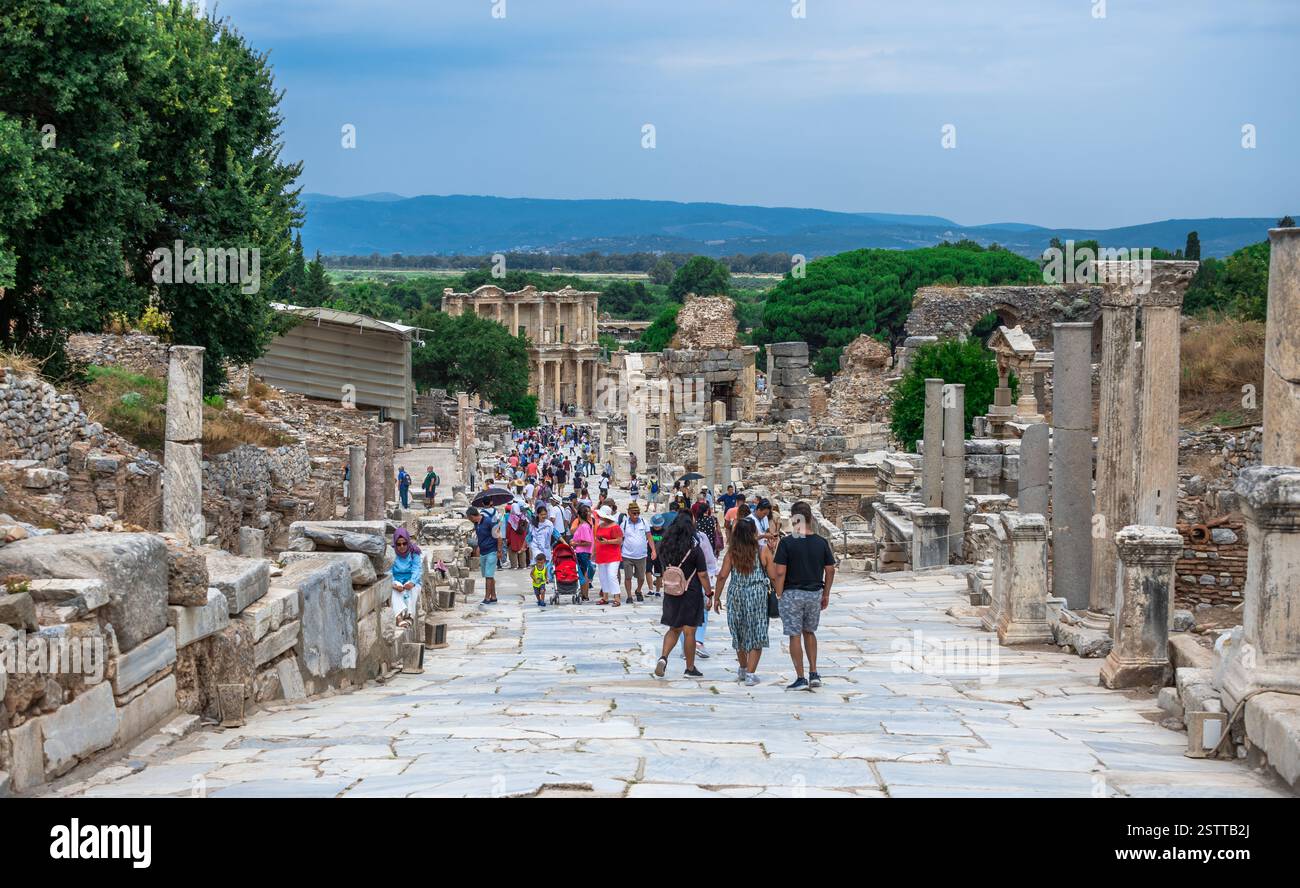 Rovine della strada di marmo nell'antica città di Efeso in Turchia Foto Stock