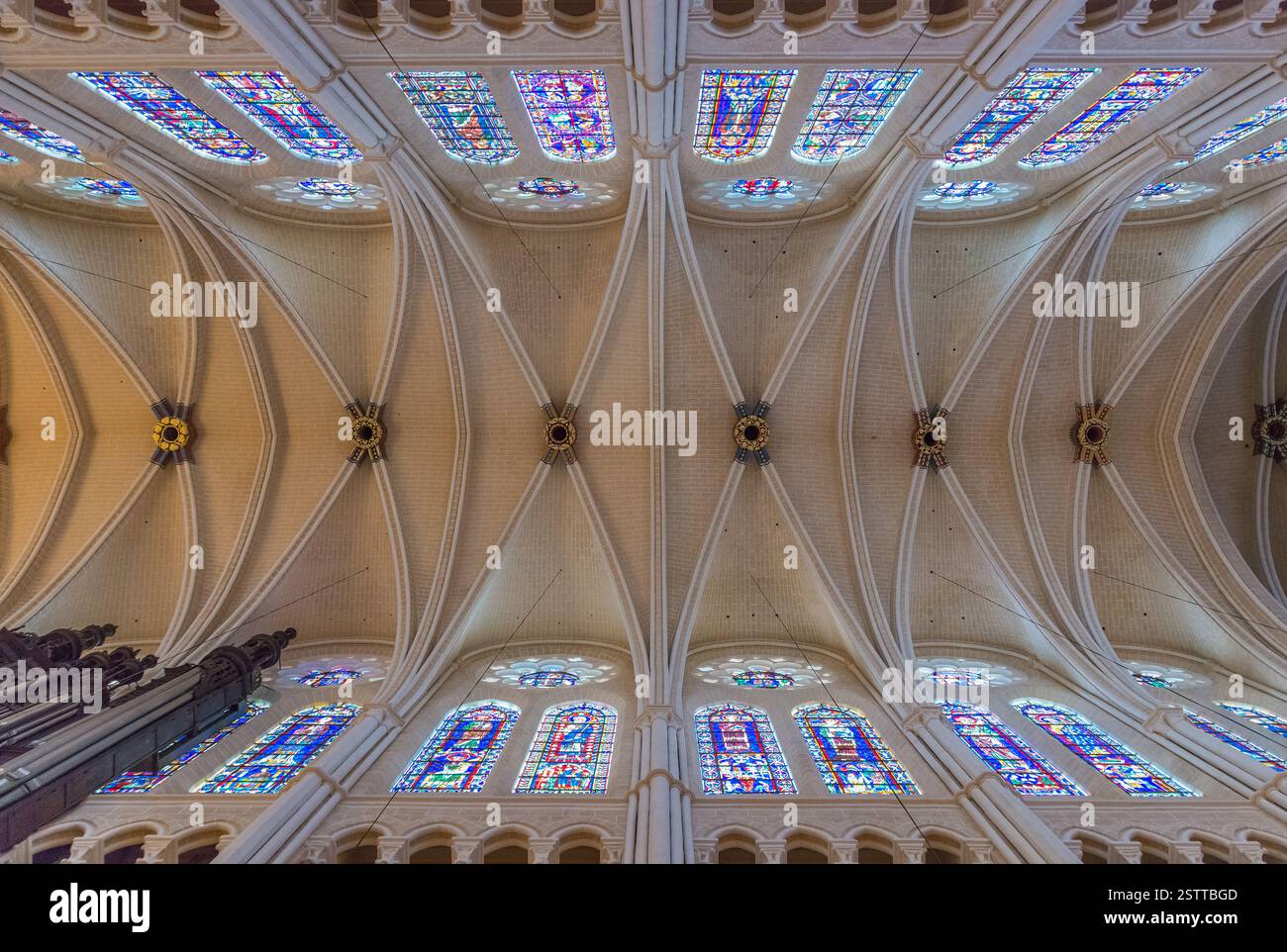 Il tetto a volta della Cattedrale di Chartres e le vetrate colorate Foto Stock