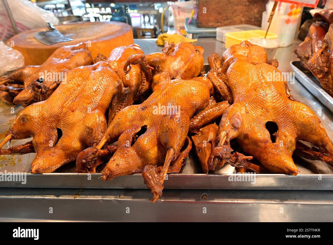 Piatto di anatre brasate, un piatto cinese preparato con ingredienti bollenti in uno stufato a base di salsa di soia, visto qui in una bancarella di mercato in Thailandia Foto Stock