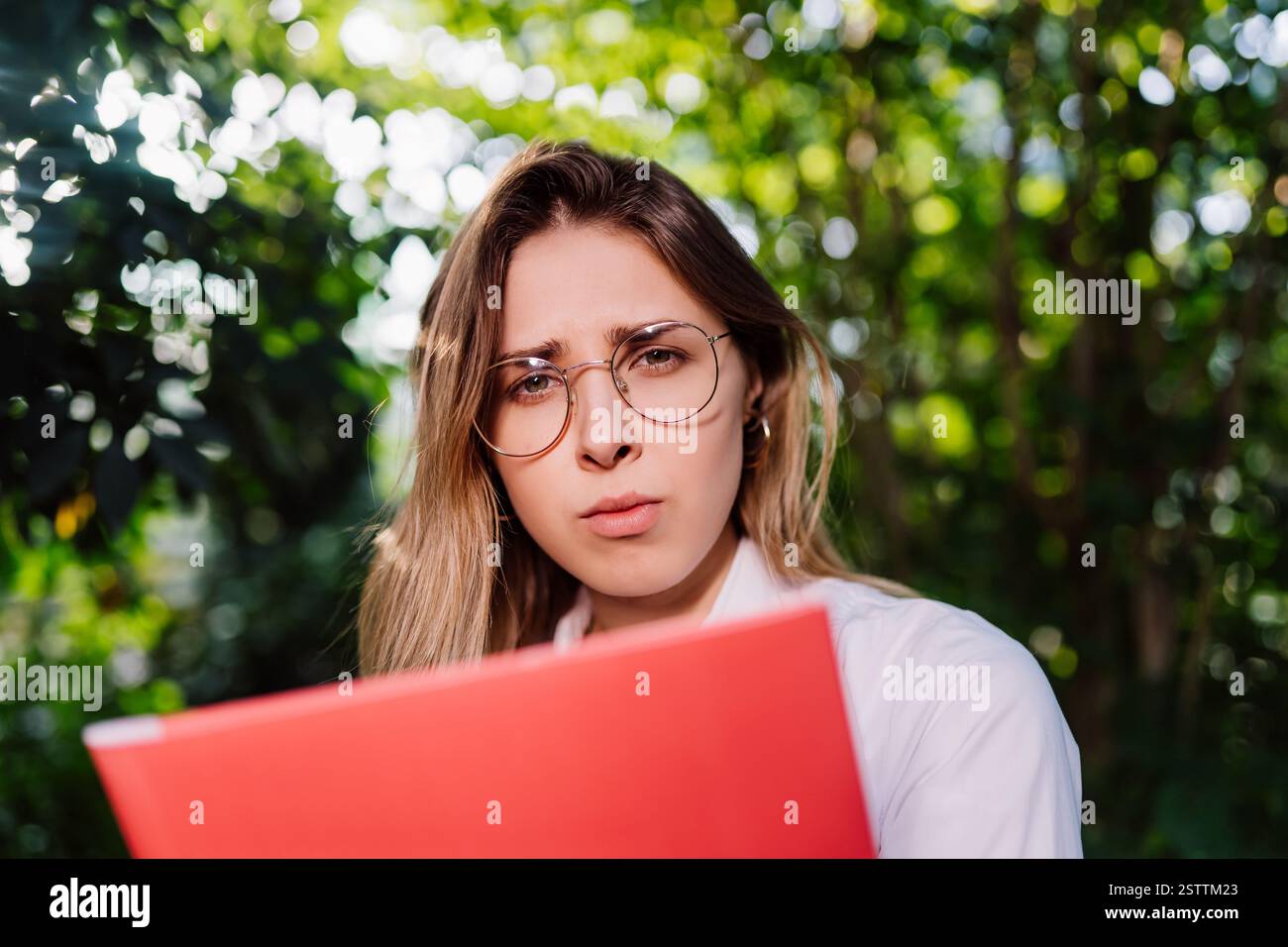 Giovane ingegnere agricolo che lavora nel greenhouselooking alla macchina fotografica Foto Stock