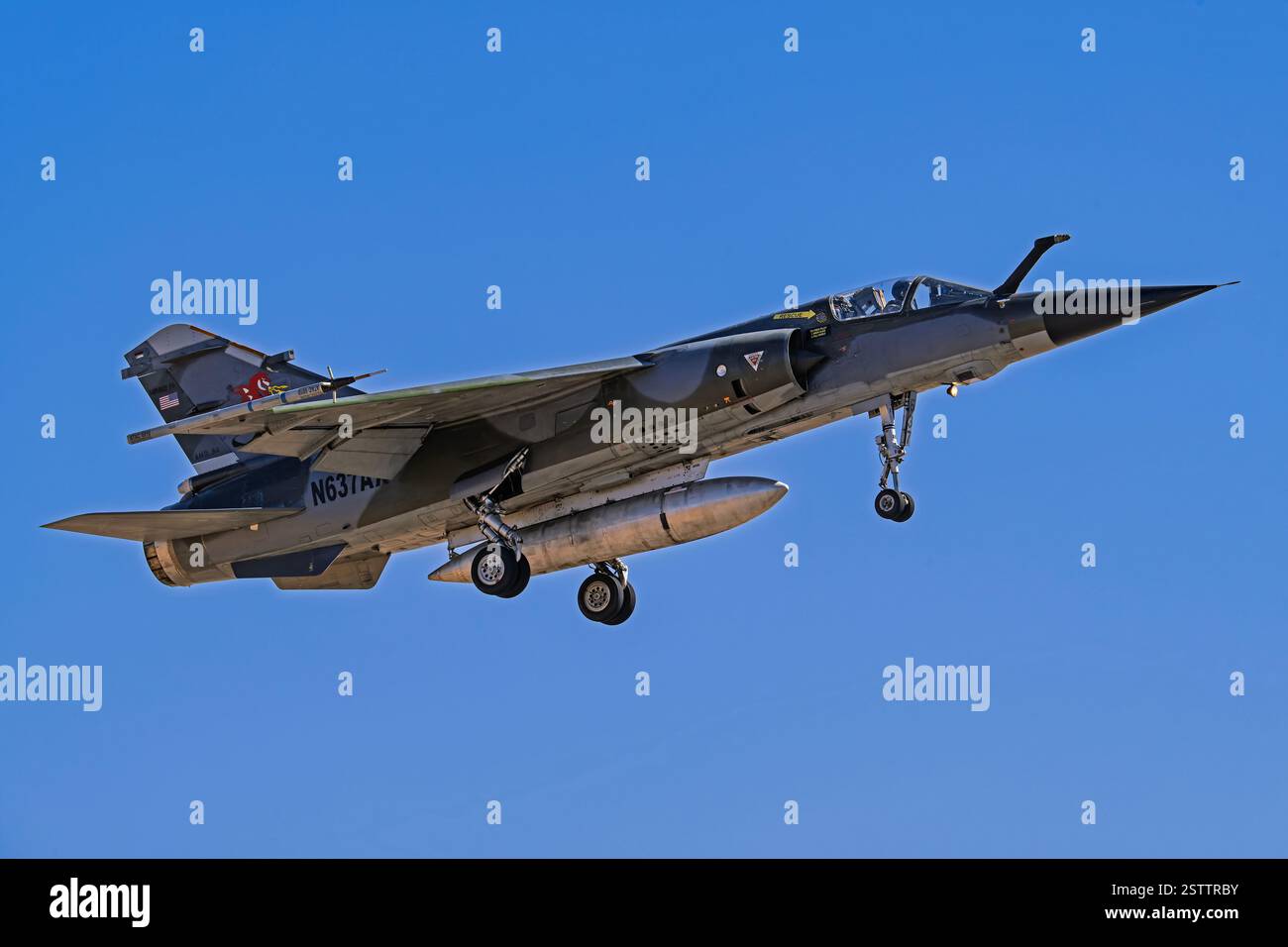 Luke Air Force base 2-18-2025 Glendale AZ USA Dassault Mirage F1 N637AX operato da ATAC che ritorna a Luke AFB dopo un volo di addestramento Foto Stock