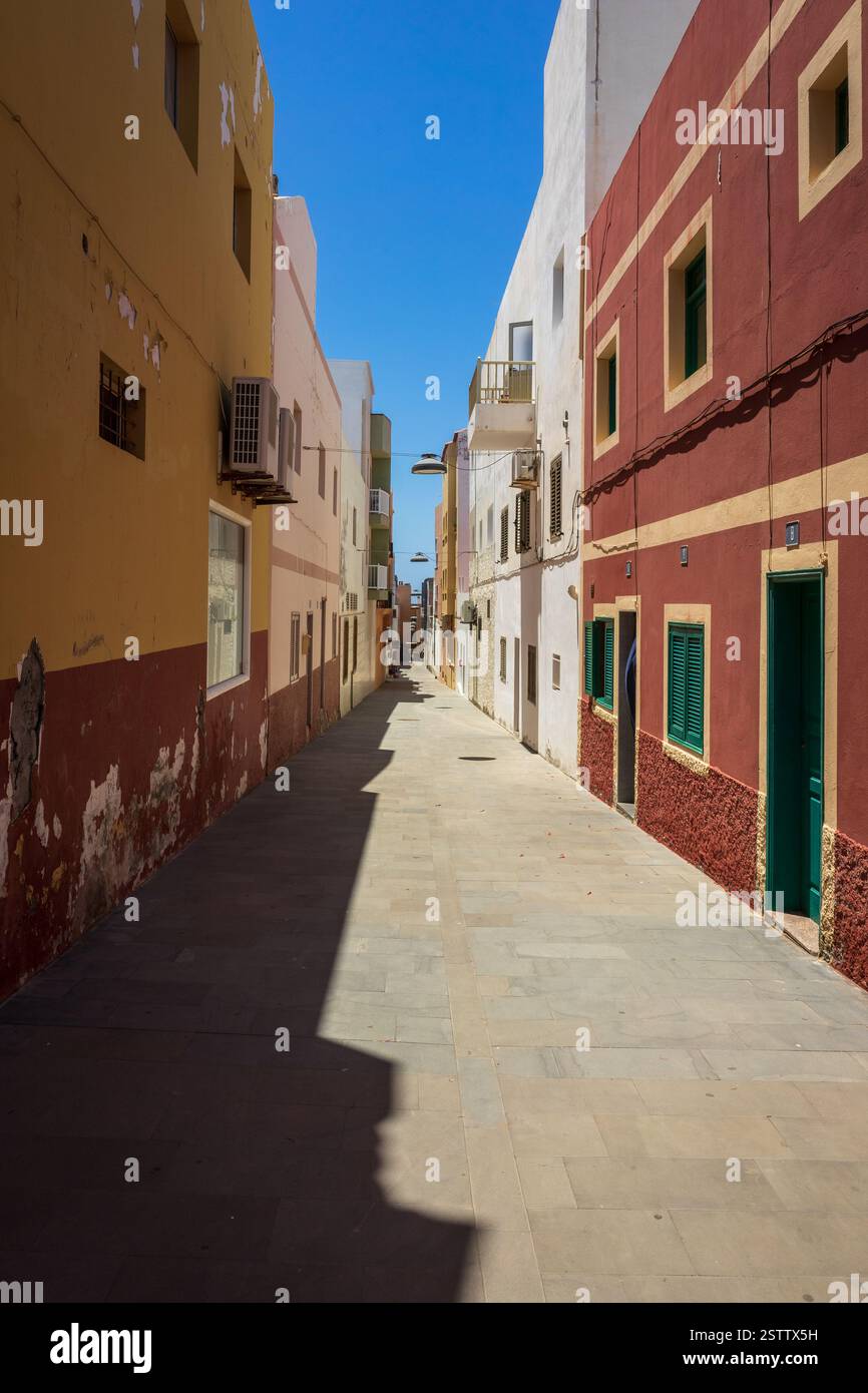 Strade vuote di una popolare città turistica. Crisi del settore turistico dovuta alla COVID-19. Foto Stock