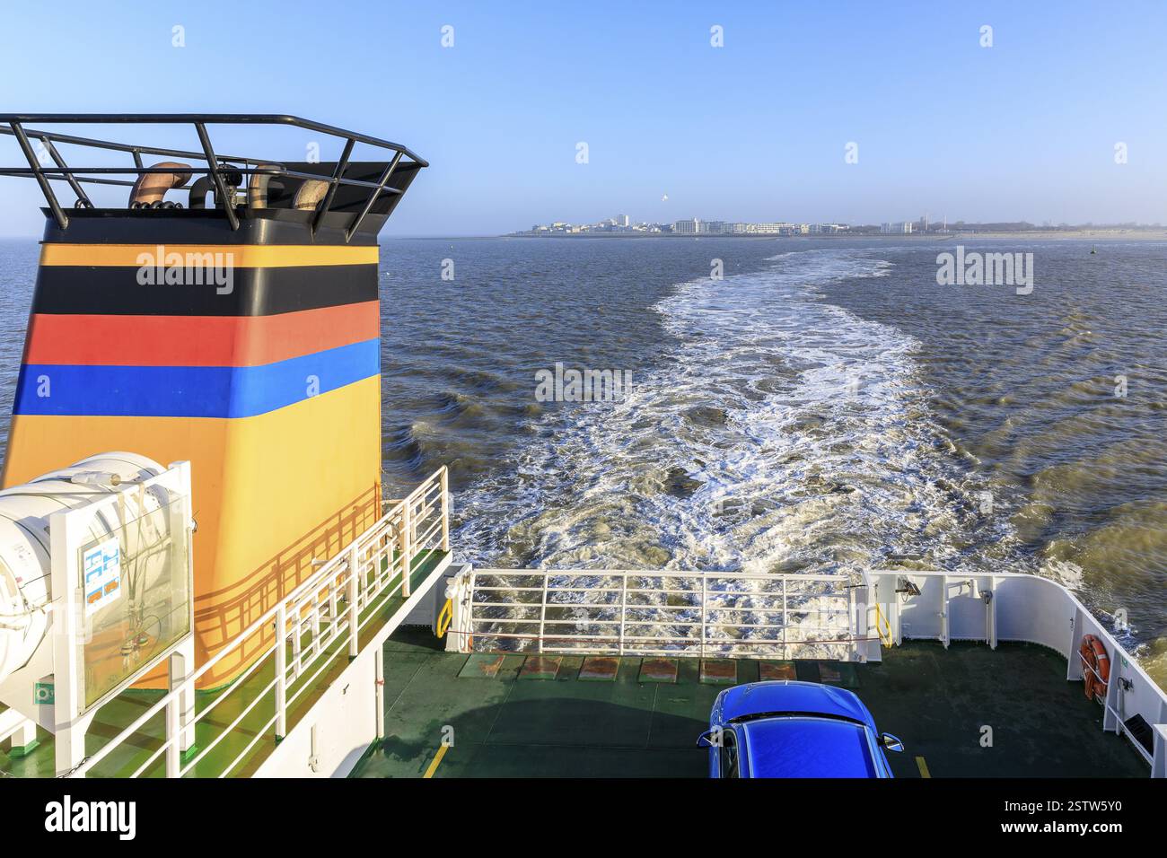 Traghetto Frisia II che attraversa Norderney a Norddeich Mole, sullo sfondo la sagoma di Norderney, bassa Sassonia, Germania, Europa Foto Stock