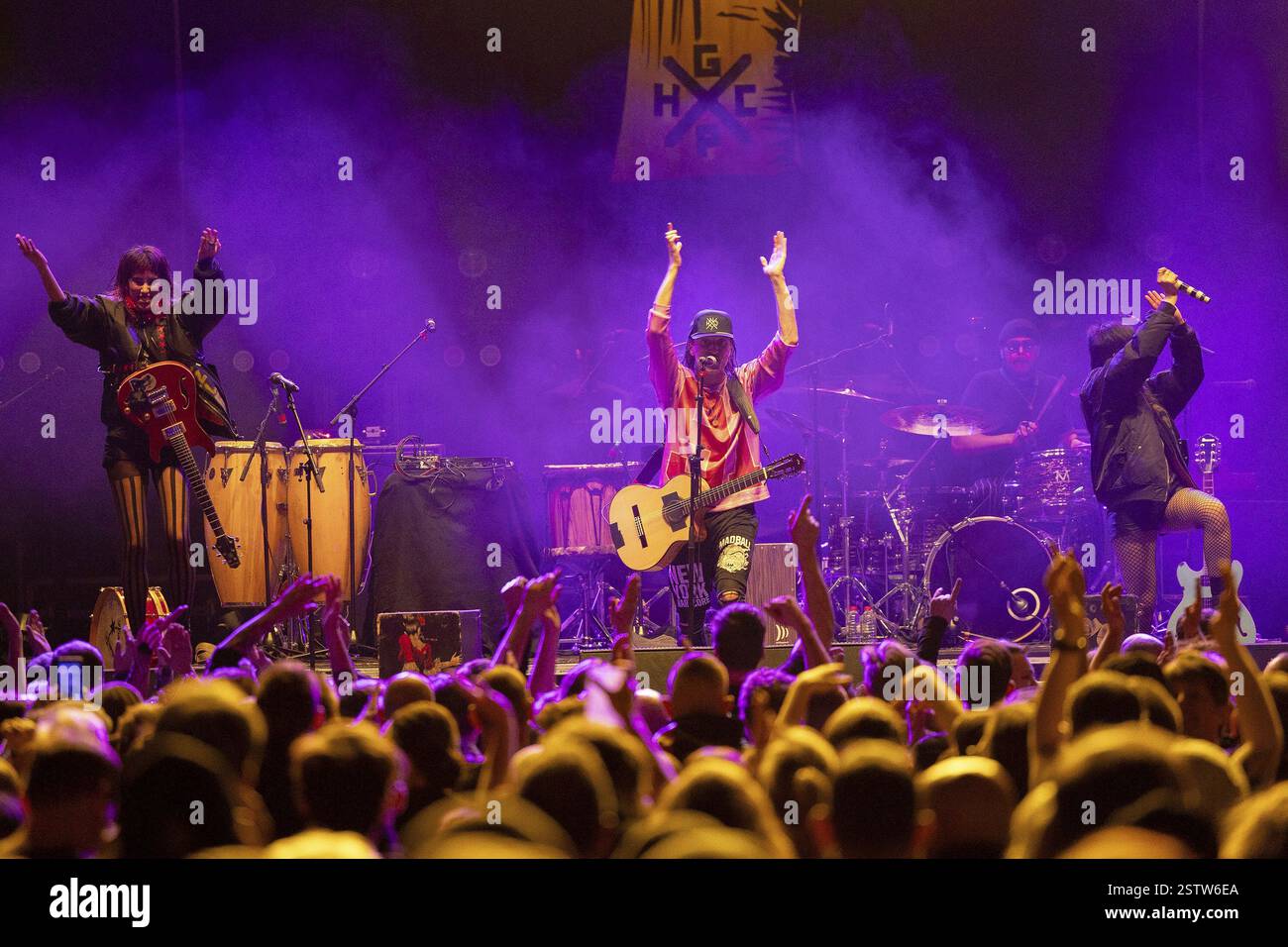 GOGOL BORDELLO, folk punk band, USA, concerto, 15.02.2025, max-Schmeling-Halle, Berlino, Germania < english> BORDELLO, folk punk Gypsy band, USA, concerto Foto Stock