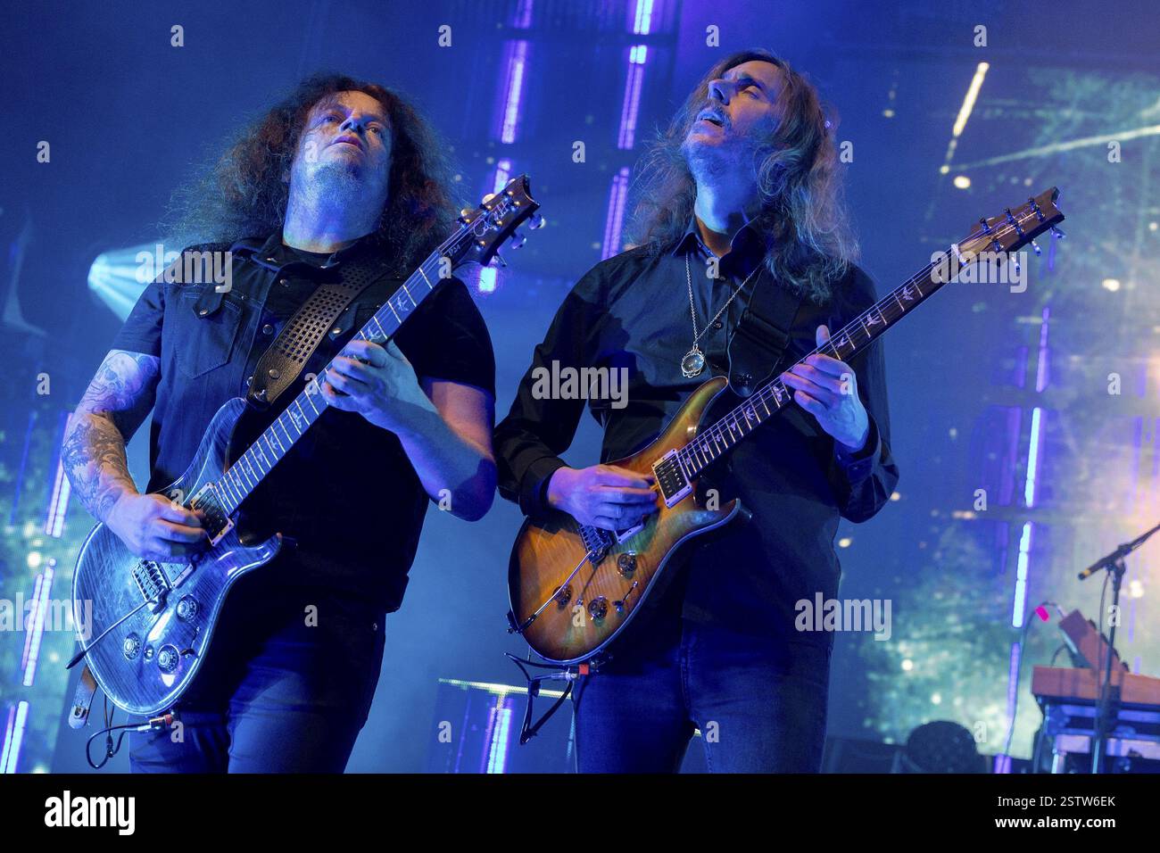 OPETH, rock band svedese, Fredrik Akesson e Mikael Akerfeldt, da sinistra, WILL AND TESTAMENT - EUROPEAN TOUR 2025, concerto, 18 febbraio 2025, Tempod Foto Stock