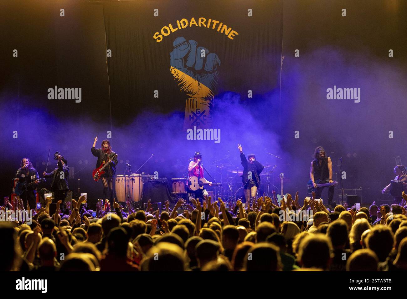 GOGOL BORDELLO, folk punk band, USA, concerto, 15.02.2025, max-Schmeling-Halle, Berlino, Germania < english> BORDELLO, folk punk Gypsy band, USA, concerto Foto Stock
