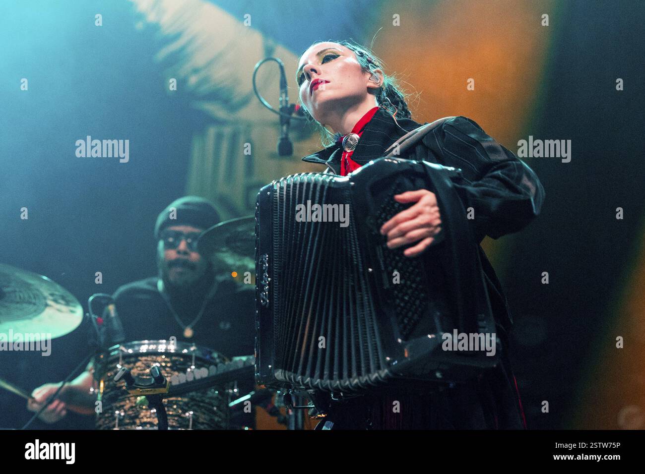 GOGOL BORDELLO, folk punk band, USA, concerto, 15.02.2025, max-Schmeling-Halle, Berlino, Germania < english> BORDELLO, folk punk Gypsy band, USA, concerto Foto Stock