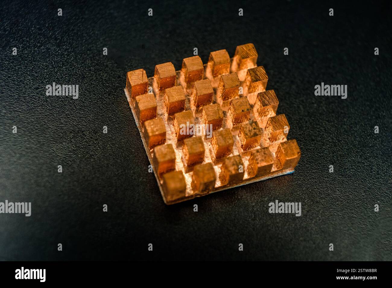 Dissipatore di calore in rame con molti elementi dissipatori di calore Foto Stock