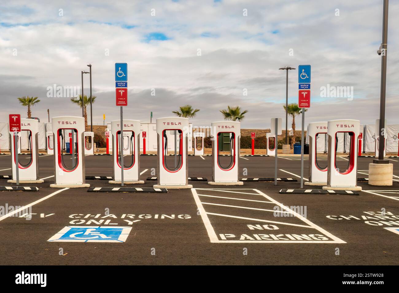 Le stazioni di ricarica Tesla sono comodamente situate in un parcheggio Foto Stock
