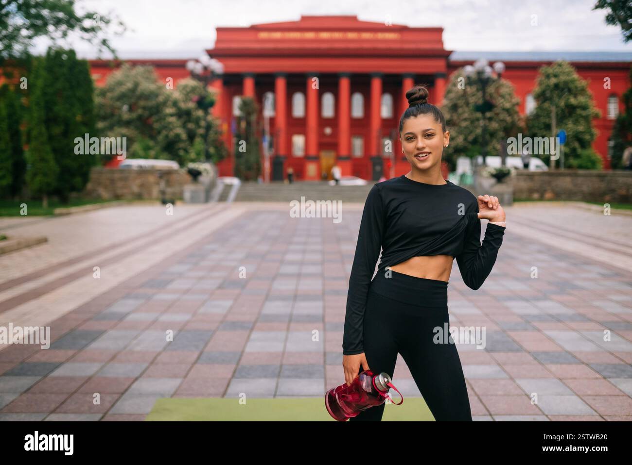 Modello di fitness in posa sportiva sulla strada della città. Foto Stock