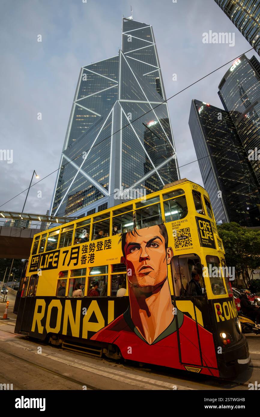 Tram pubblici di Hong Kong che pubblicizzano la mostra Cristiano Ronaldo Life Museum presso il K11 Art & Cultural Centre, Hong Kong, Cina. Foto Stock