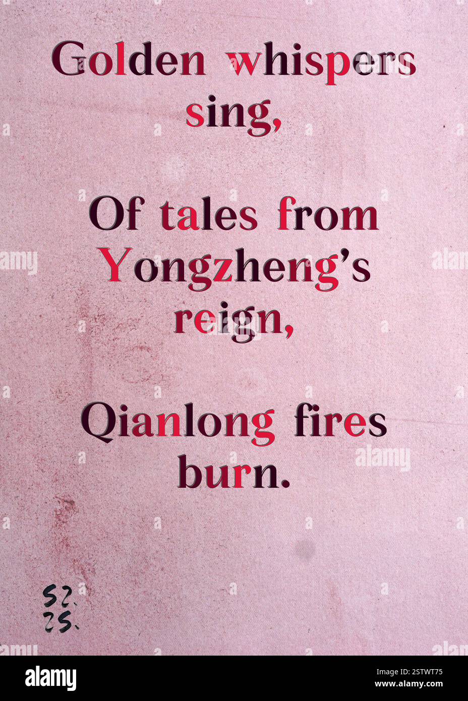 Dorato sussurra cantare, di racconti del regno di Yongzheng, i fuochi di Qianlong bruciano. Rosa del Crepusculo's Silver Writers' Guild. Arte di Zsuzsa Szikra. Poetry Art Print, Triplumes è una forma poetica unica ispirata al tradizionale haiku, composta da tre righe che catturano momenti di chiarezza, emozione e approfondimento. Nella nostra collezione abbracciamo la libertà del linguaggio, dove la fusione delle parole e la rimozione dei trattini è più di una scelta stilistica: È un modo per trasmettere unità e vicinanza tra le idee, creando un'espressione fluida e compatta che risuona con i ritmi della vita moderna. Foto Stock