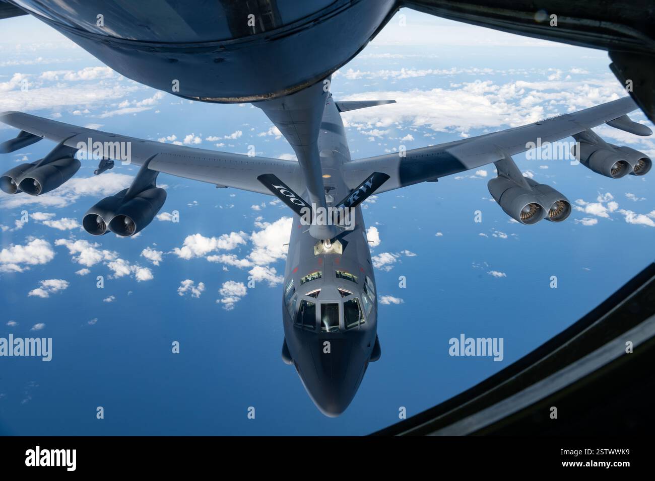 Un B-52 Stratofortress della U.S. Air Force del 501st Combat Support Wing, RAF Fairford, Inghilterra, riceve carburante da un KC-135 Stratotanker del 100t. Foto Stock