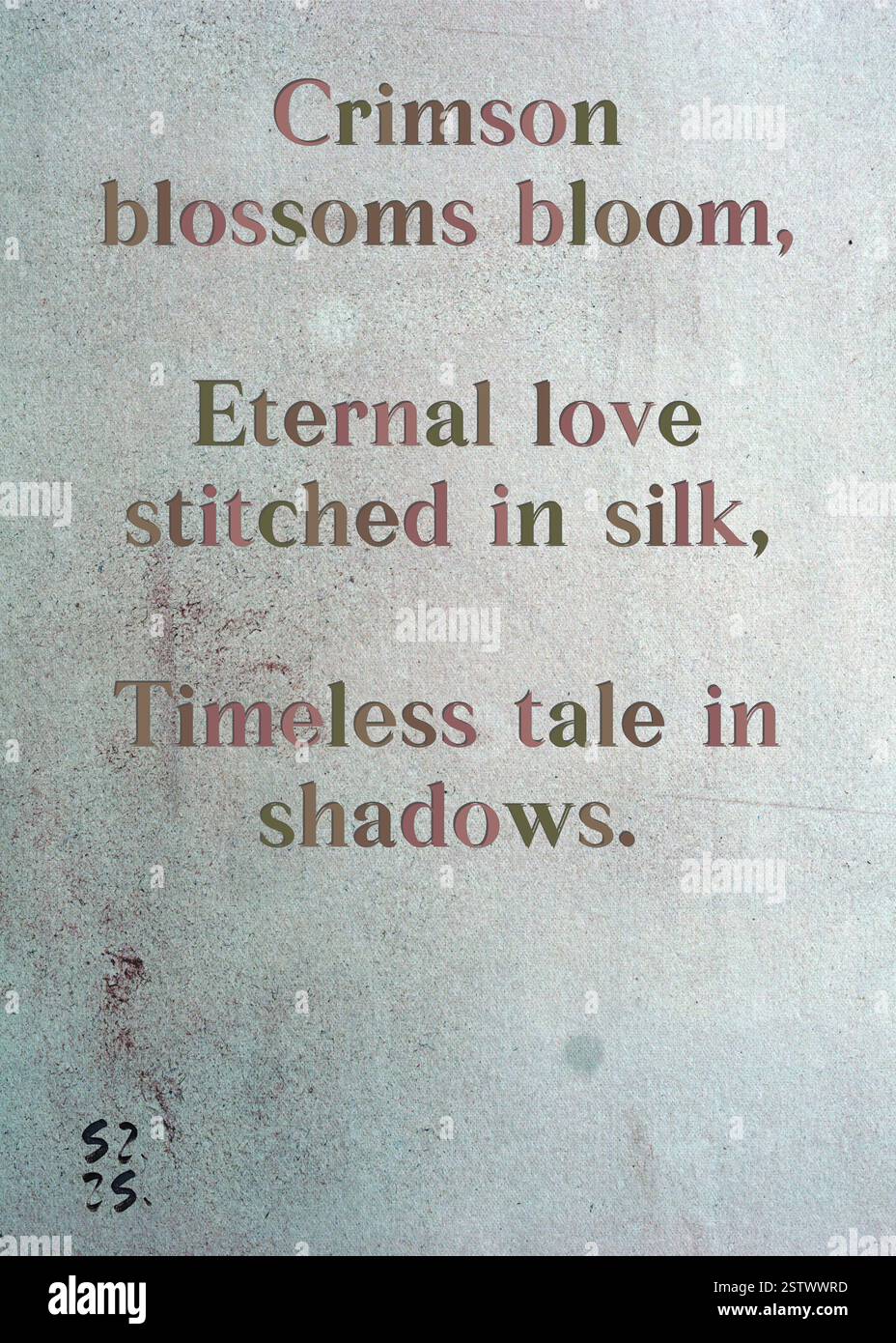 I fiori di cremisi fioriscono, l'amore eterno cucito in seta, una storia senza tempo nelle ombre. La Gilda degli scrittori d'argento di Vincent Langston. Arte di Zsuzsa Szikra. Poetry Art Print, Triplumes è una forma poetica unica ispirata al tradizionale haiku, composta da tre righe che catturano momenti di chiarezza, emozione e approfondimento. Nella nostra collezione abbracciamo la libertà del linguaggio, dove la fusione delle parole e la rimozione dei trattini è più di una scelta stilistica: È un modo per trasmettere unità e vicinanza tra le idee, creando un'espressione fluida e compatta che risuona con i ritmi della vita moderna. Foto Stock