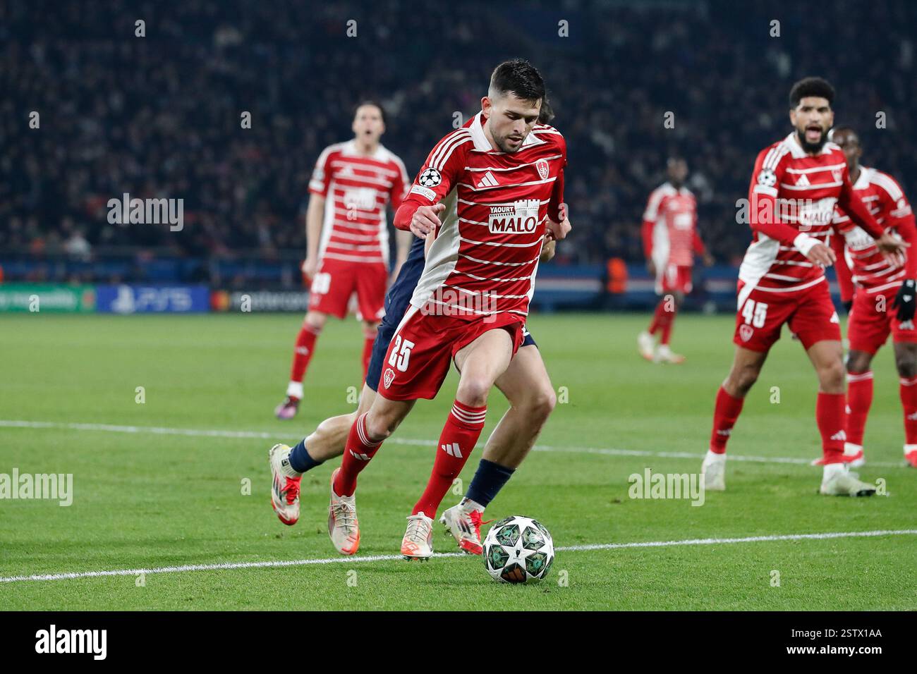Parigi, Parigi, Francia. 19 febbraio 2025. Julien le Cardinal di STADE BRESTOIS in azione durante la partita di UEFA Champions League tra Paris Saint Germain e Stade Brestois allo stadio Parc des Princes - il 19 febbraio 2025 Parigi - Francia (Credit Image: © Loic Baratoux/ZUMA Press Wire) SOLO PER USO EDITORIALE! Non per USO commerciale! Foto Stock