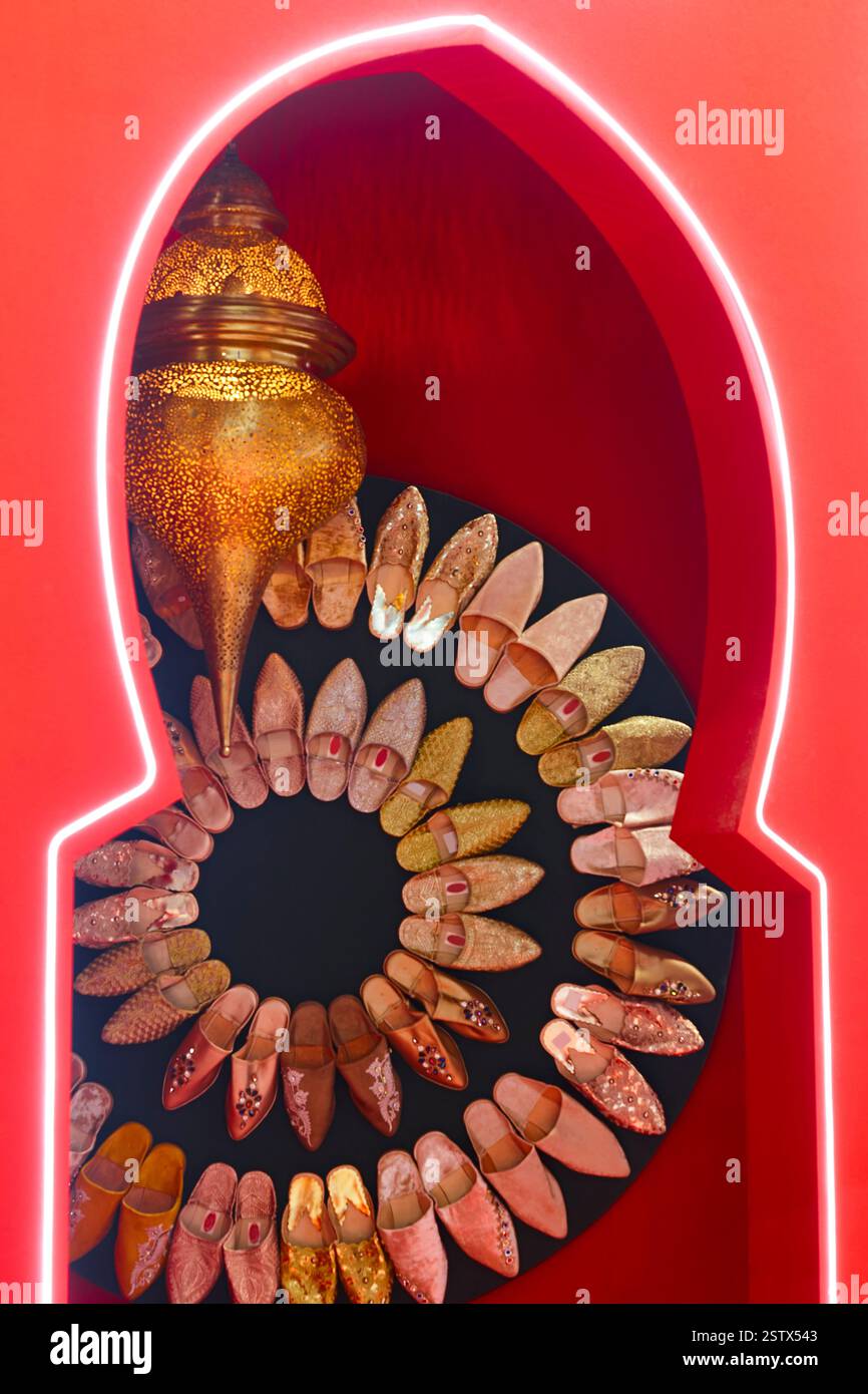 Pantofole tradizionali in pelle marocchina colorata fatta a mano. Bazar marocchino. Foto Stock