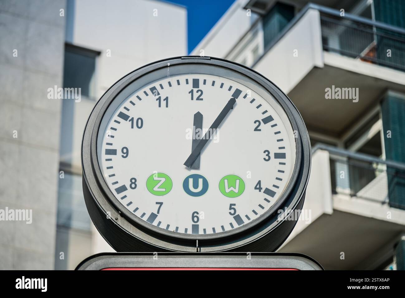 Uhr, 5 nach 12, Kurfürstendamm, Charlottenburg, Berlino, Germania Foto Stock