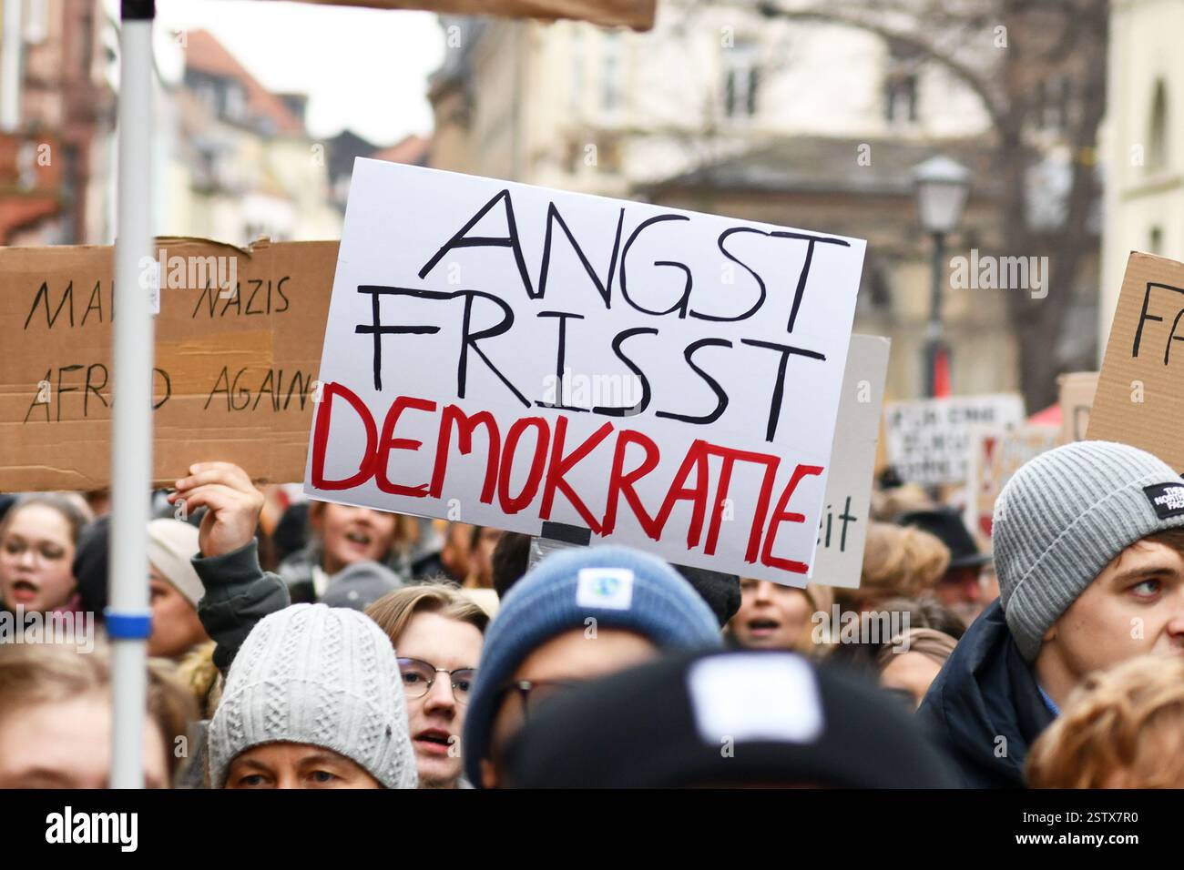 Heidelberg, Germania - 12 febbraio 2025: Persona che tiene un cartello con il testo "la paura mangia la democrazia” in massa per protestare contro l'estrema destra Foto Stock